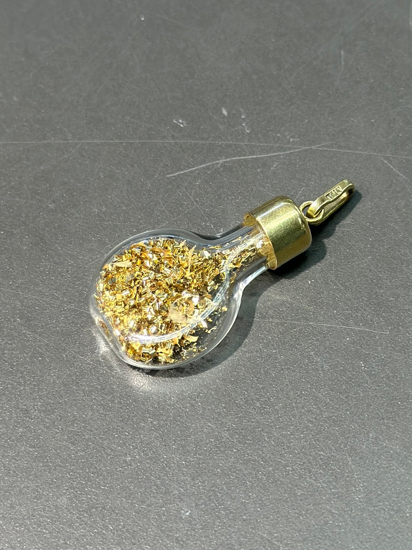 Pendentif bouteille de poussière en or 14 carats vintage