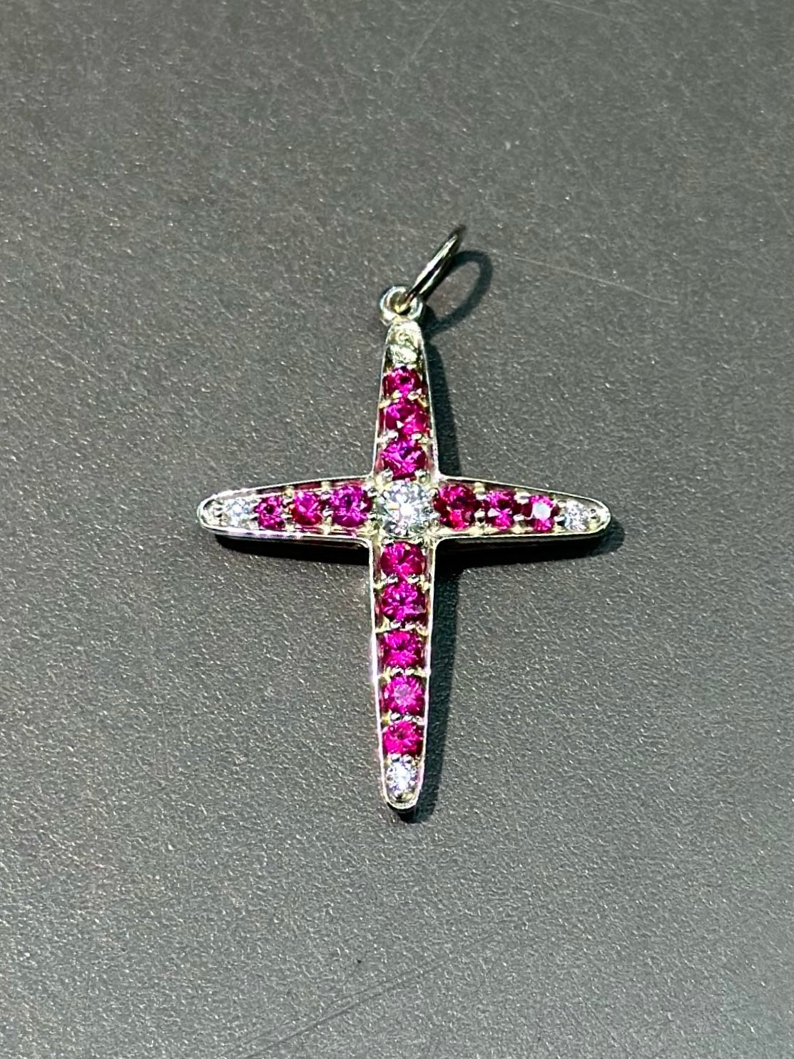 Pendentif croix vintage en rubis et diamants en or 18 carats