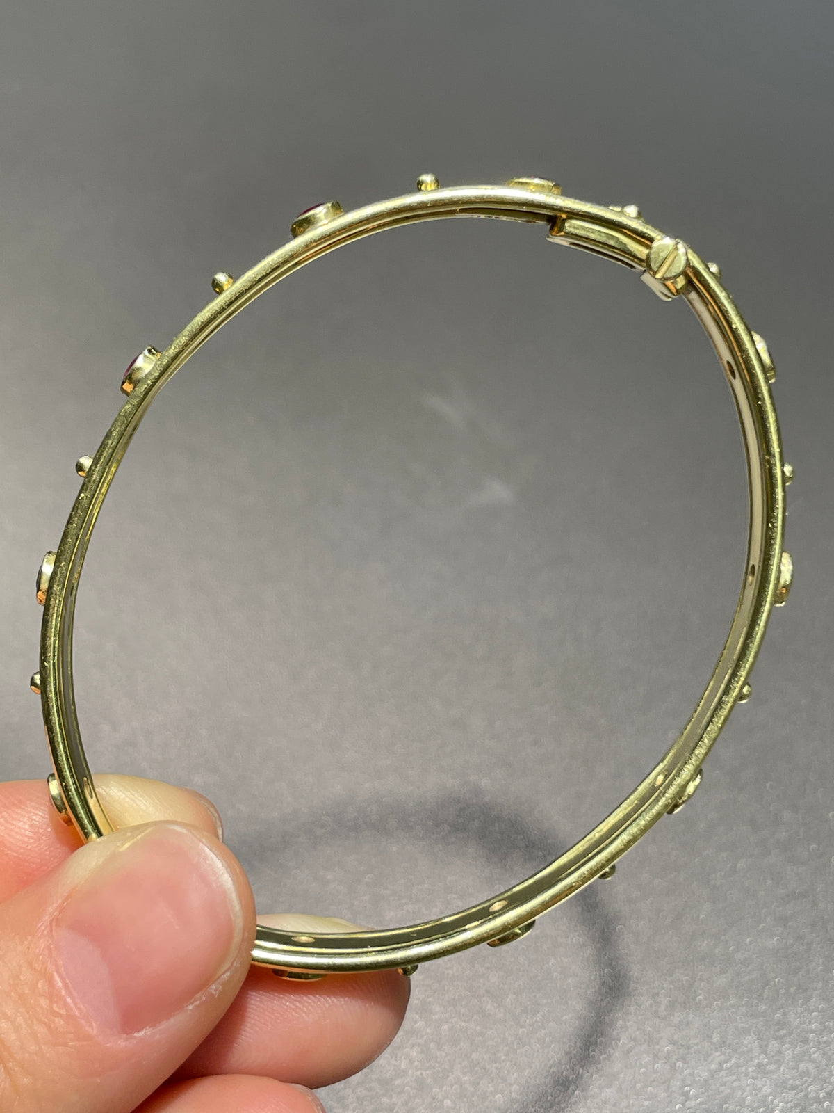 18K Gold Emerald Hammered Bangle Bracelet