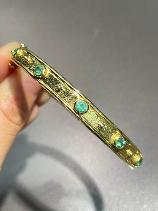 18K Gold Emerald Hammered Bangle Bracelet