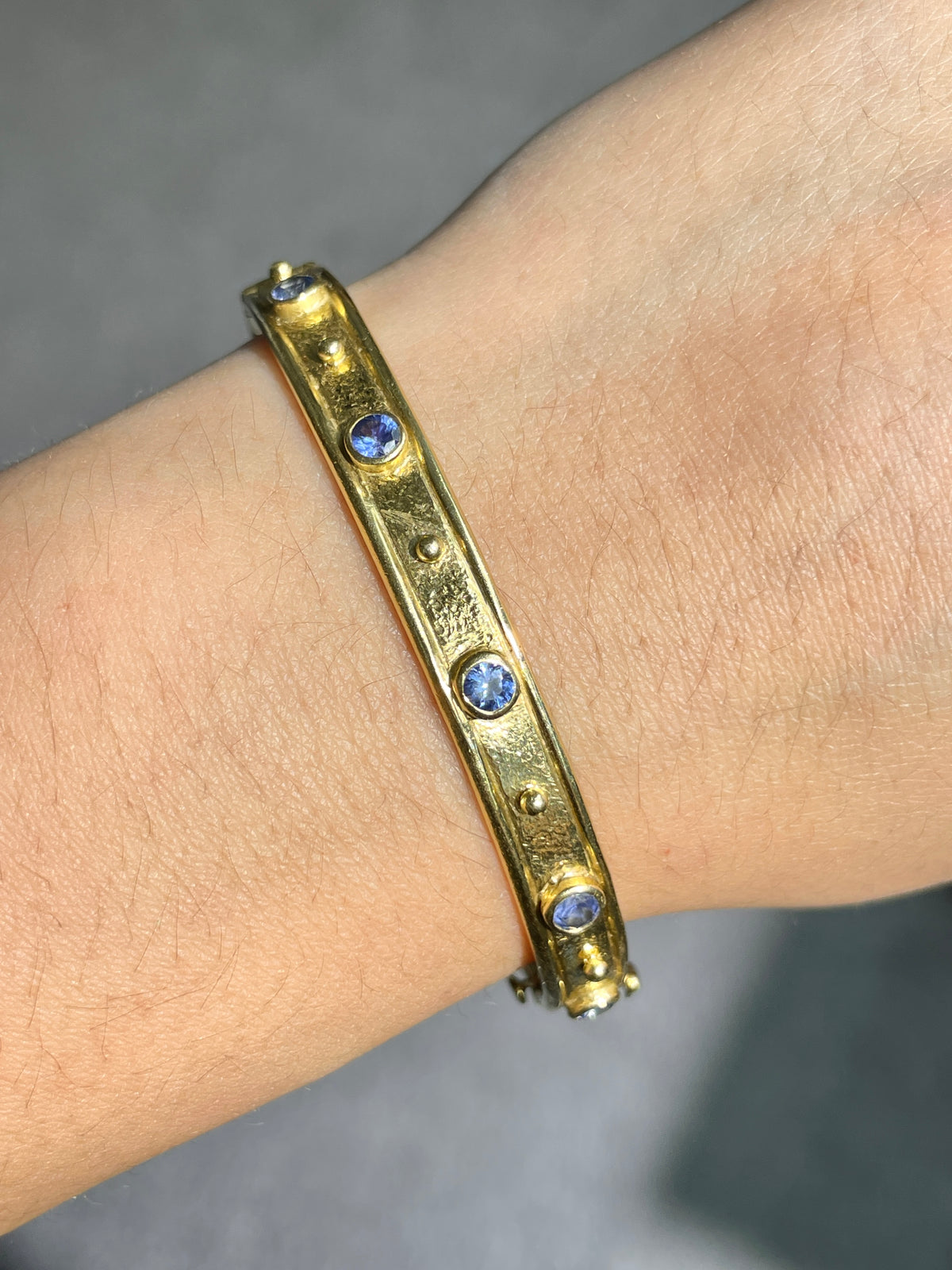 18K Gold Sapphire Hammered Bangle Bracelet
