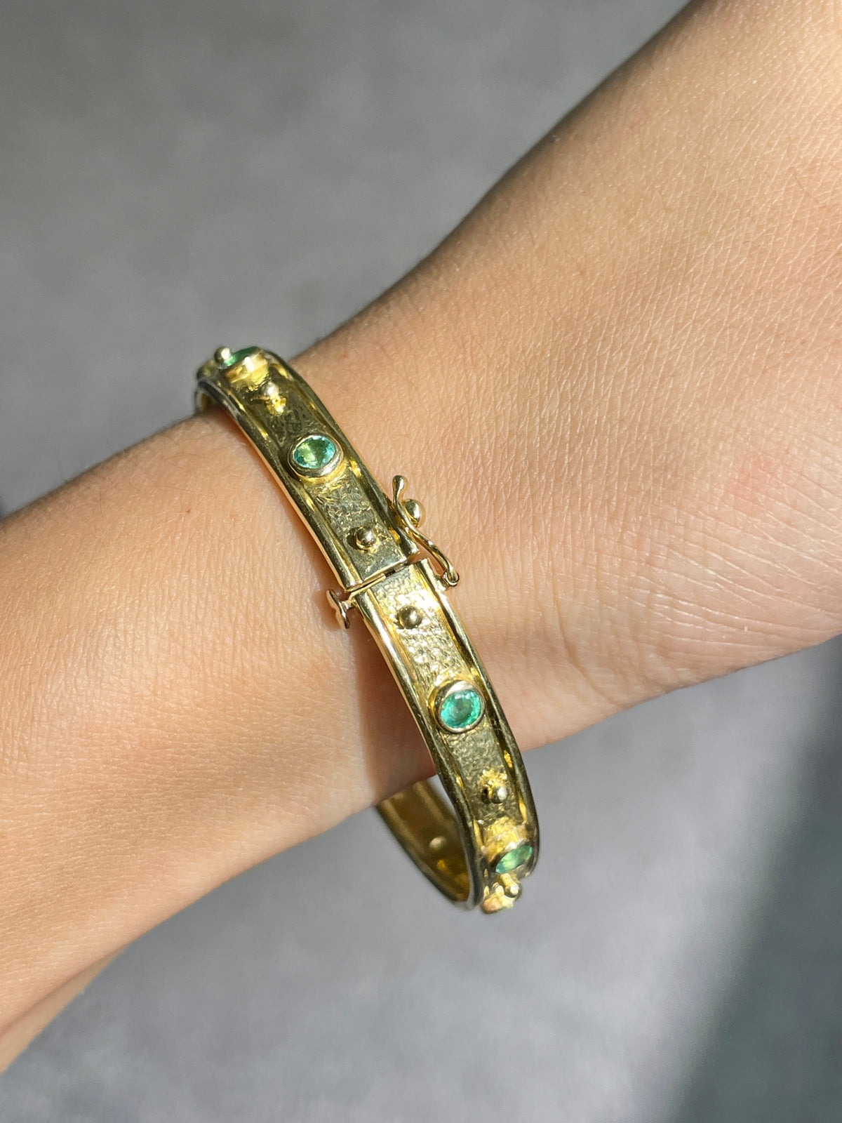 18K Gold Emerald Hammered Bangle Bracelet