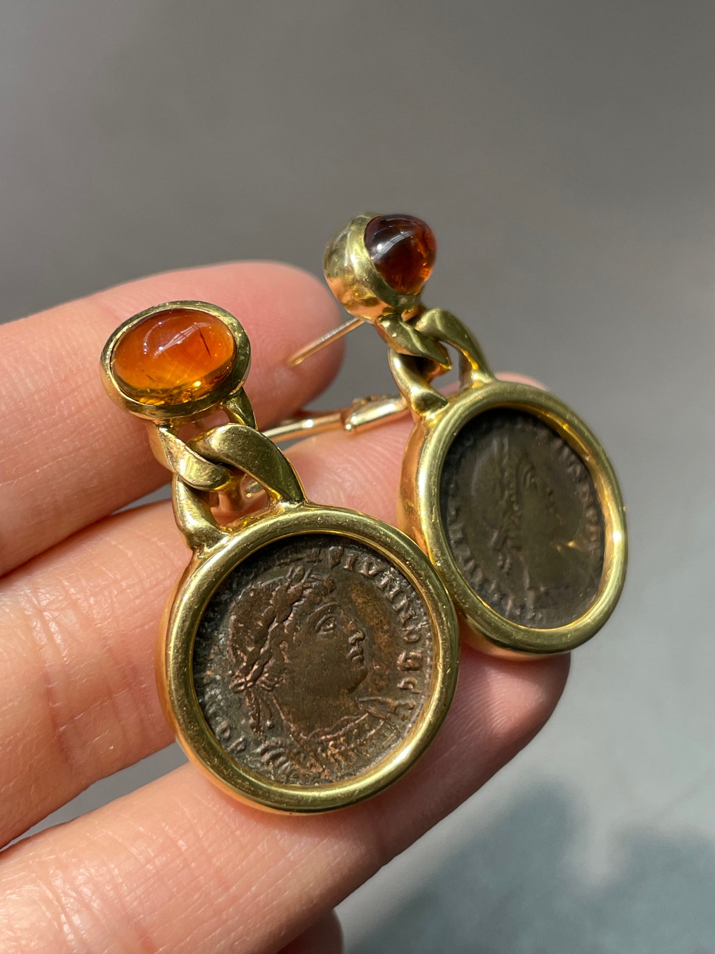 Boucle d'oreille vintage en or 18 carats avec pièce de monnaie antique et citrine