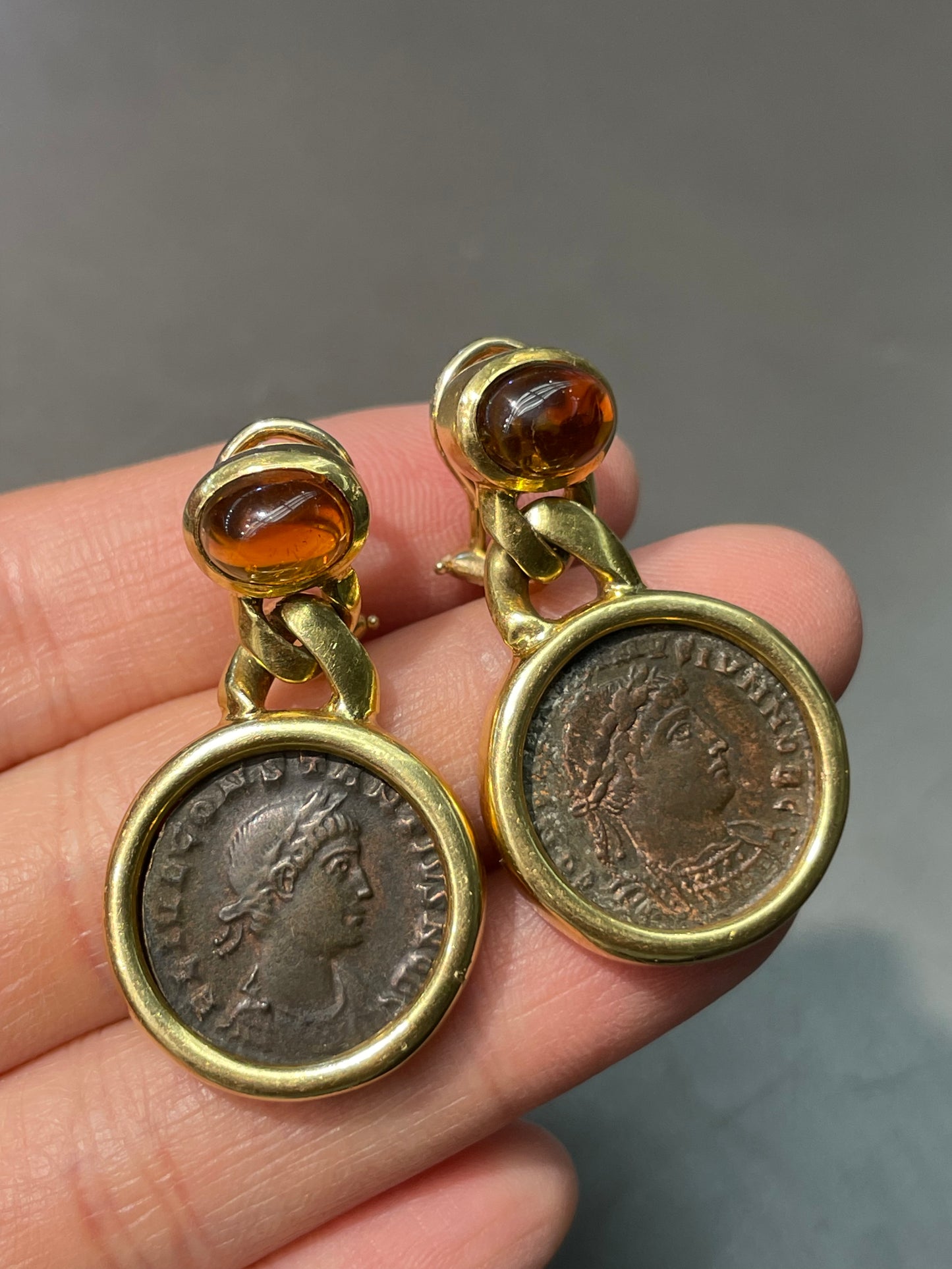 Boucle d'oreille vintage en or 18 carats avec pièce de monnaie antique et citrine