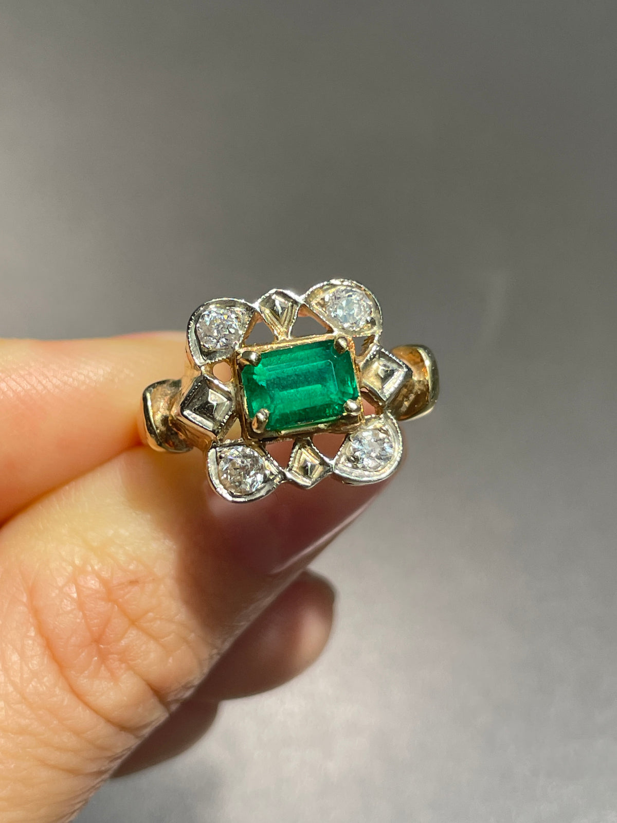 Antique 18K Gold Emerald Diamond Ring