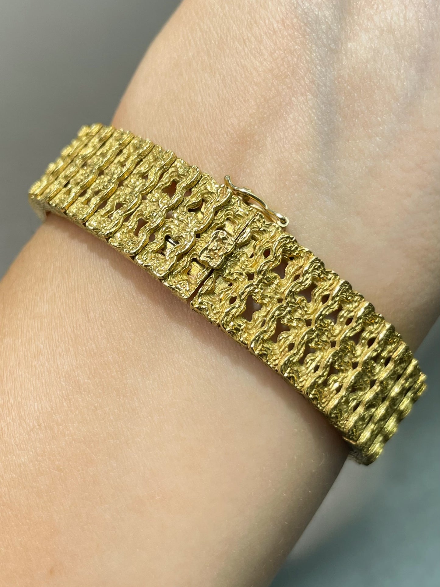 Vintage 18K Yellow Gold 0.98 CTW Diamond Peekaboo Watch Bracelet