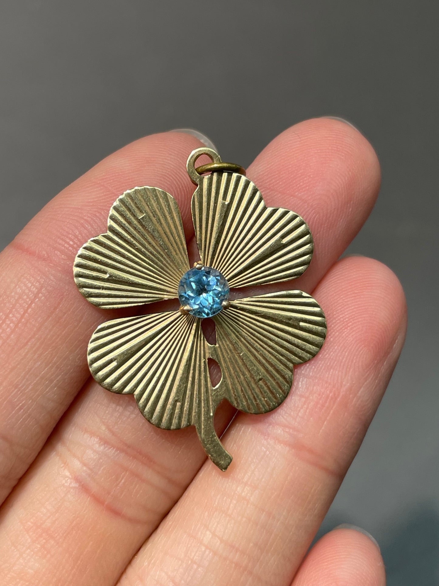 Vintage 14K Yellow Gold Topaz Clover Shamrock Engine Turned Pendant Charm Pendant