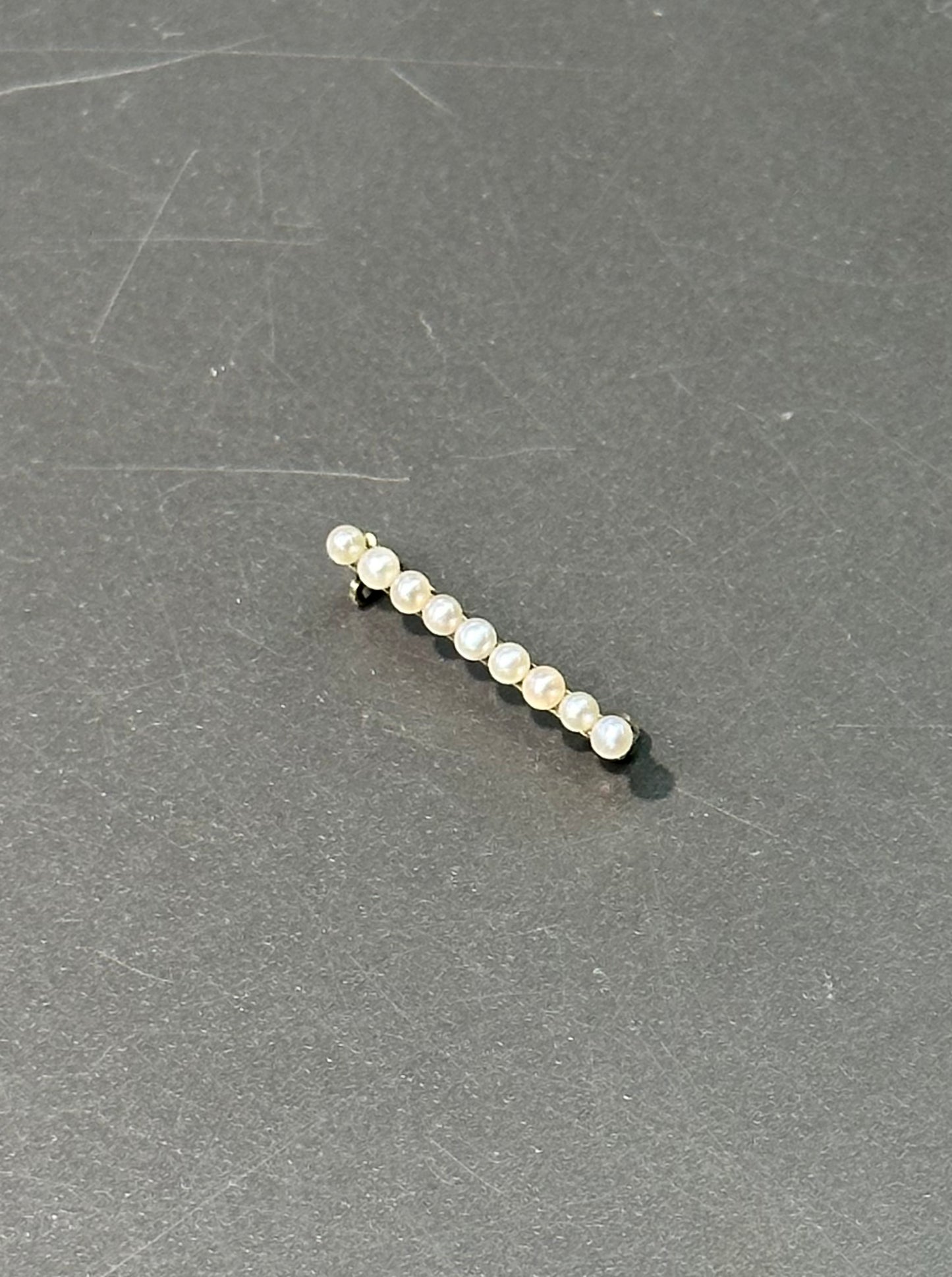 Broche Art Déco 14K Gold Mini Seed Pearl Bar