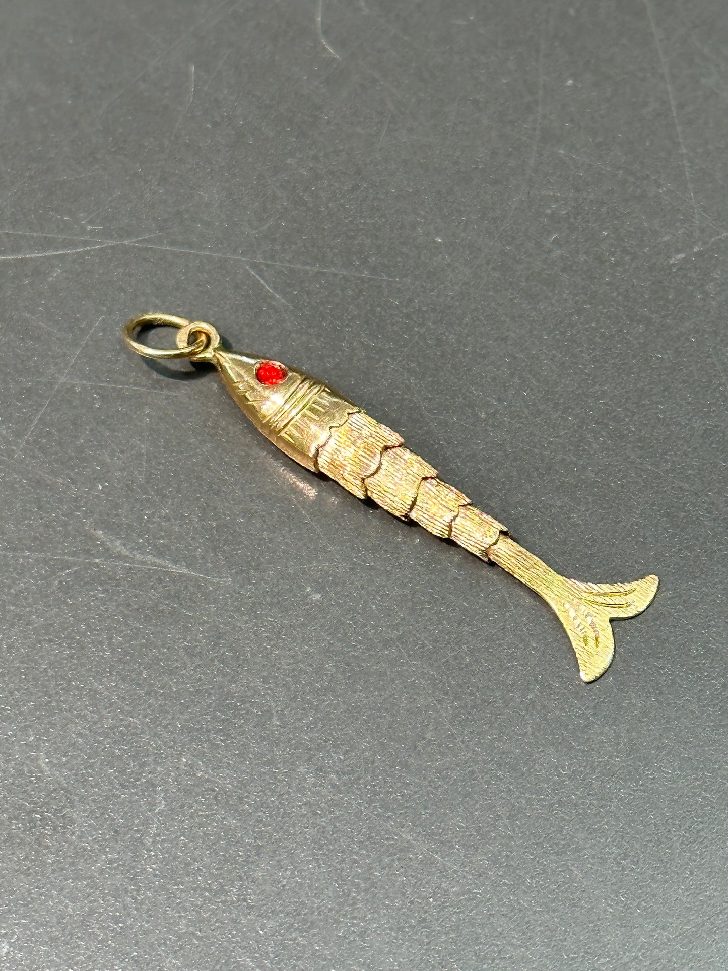 Charme de poisson articulé vintage en or 14 carats