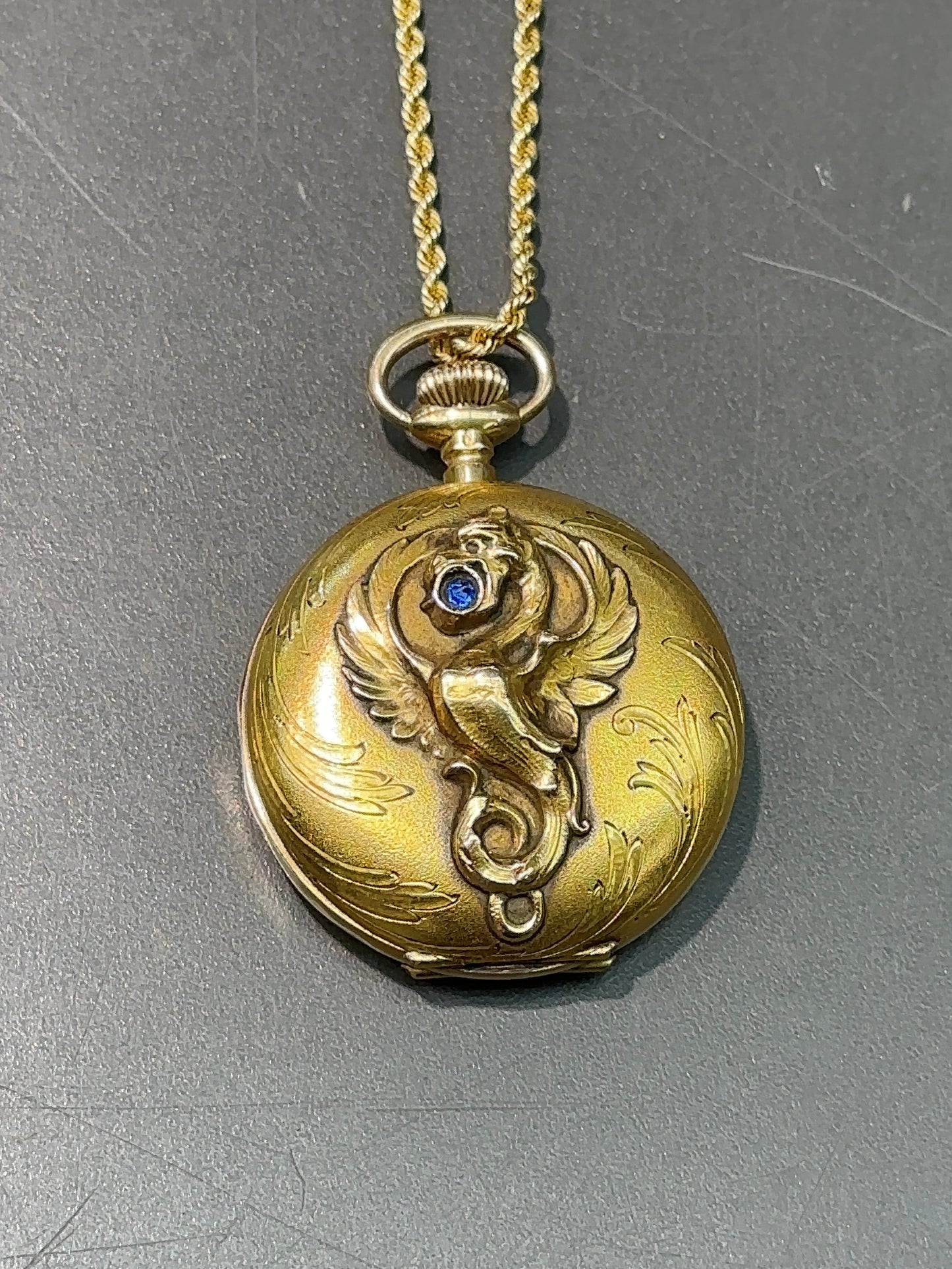 新艺术风格 18K 金 Chimera Griffin 怀表