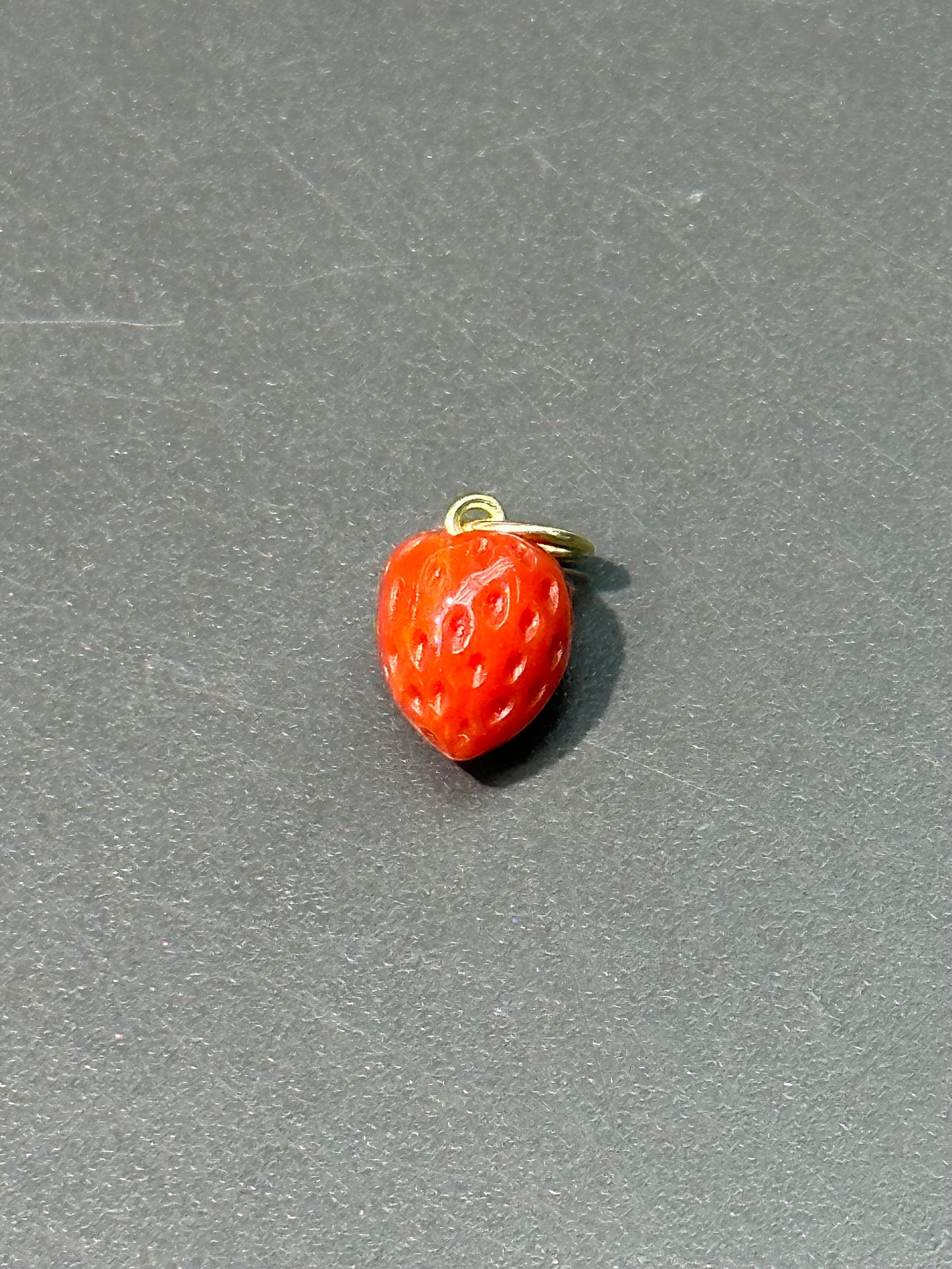 Charm fraise corail sculpté en or 18 carats