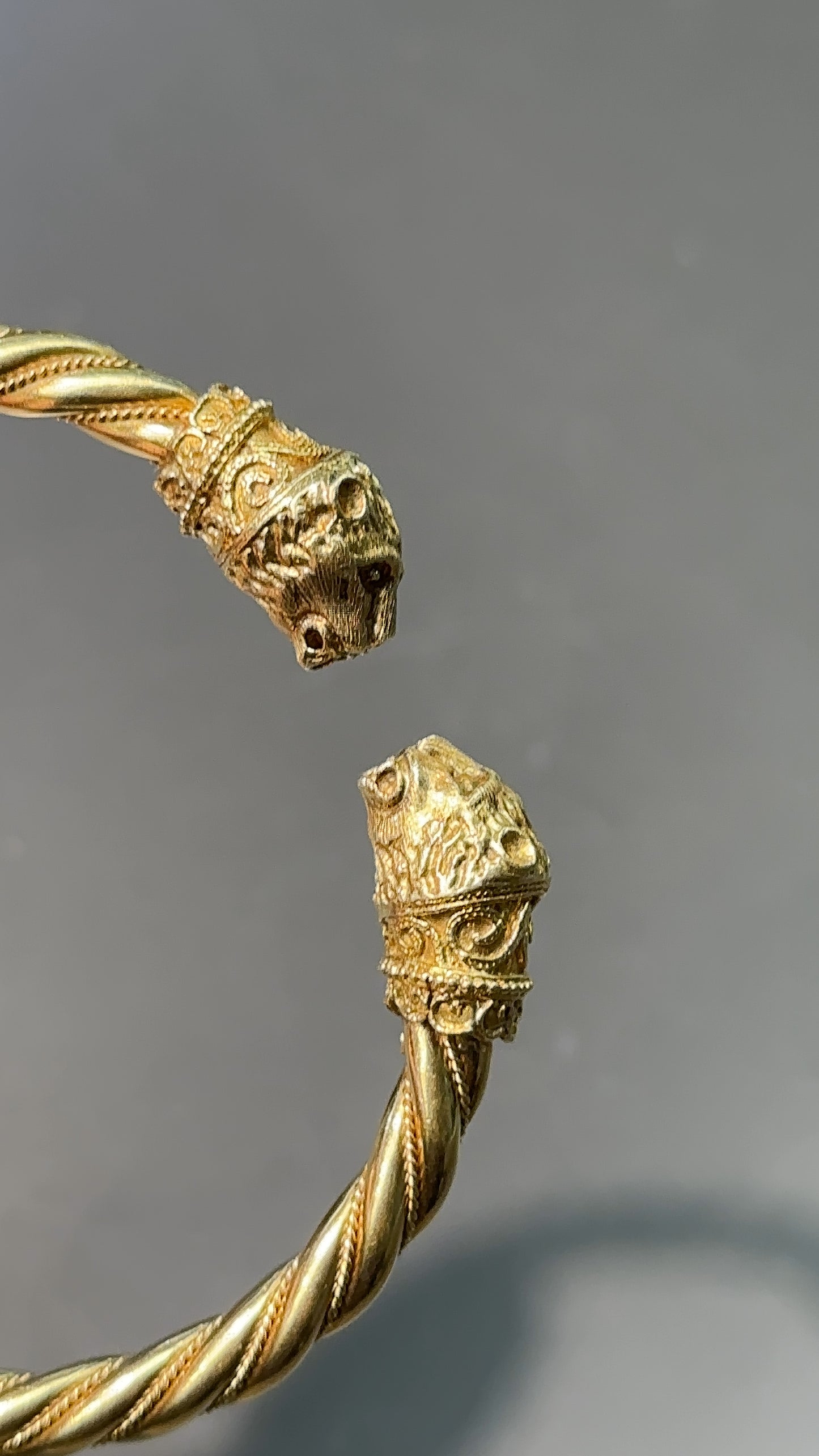 Vintage 18K Gold Double Lion Head Hinged Bracelet