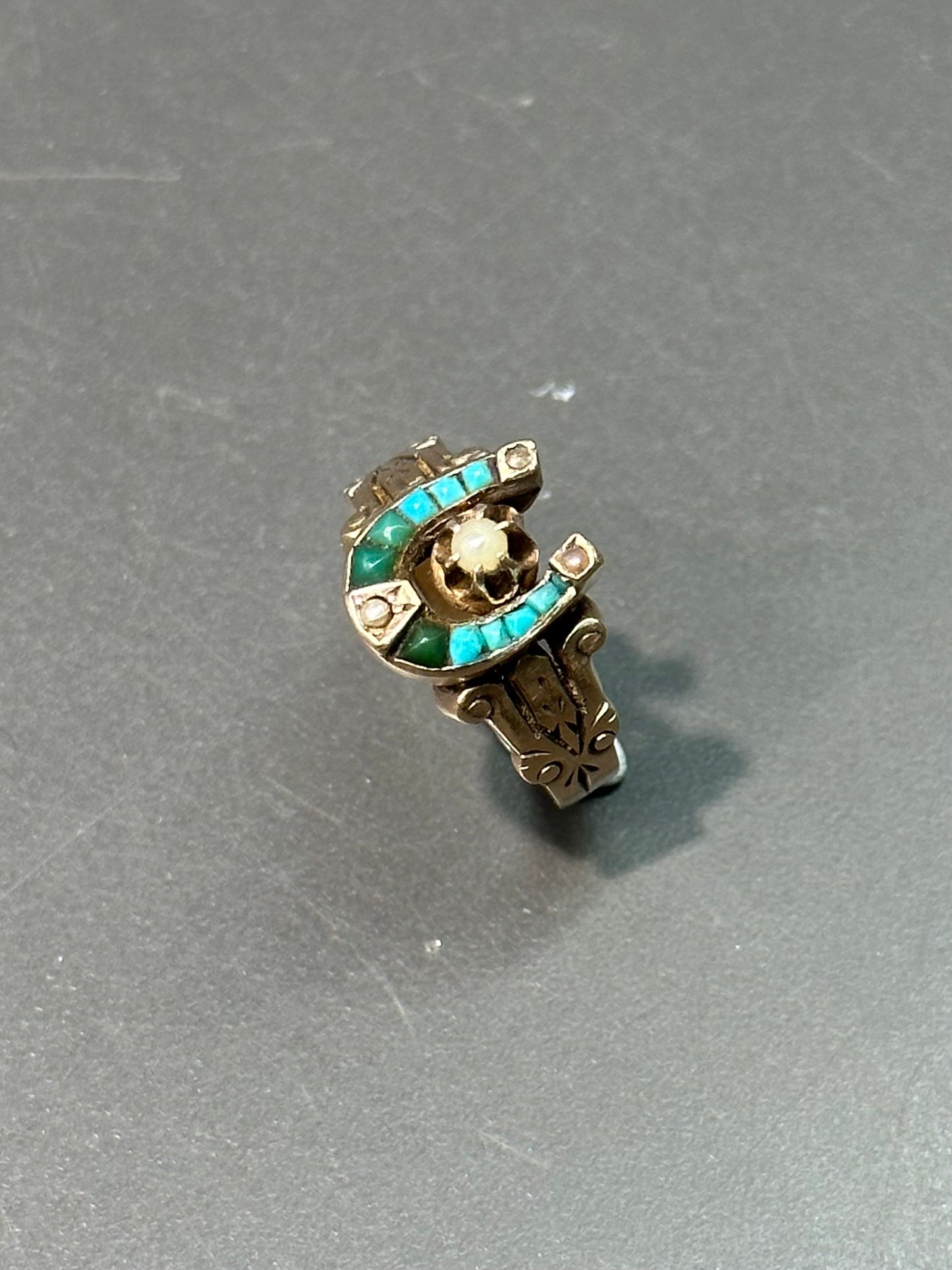 Bague victorienne en fer à cheval avec perles turquoise en or 14 carats