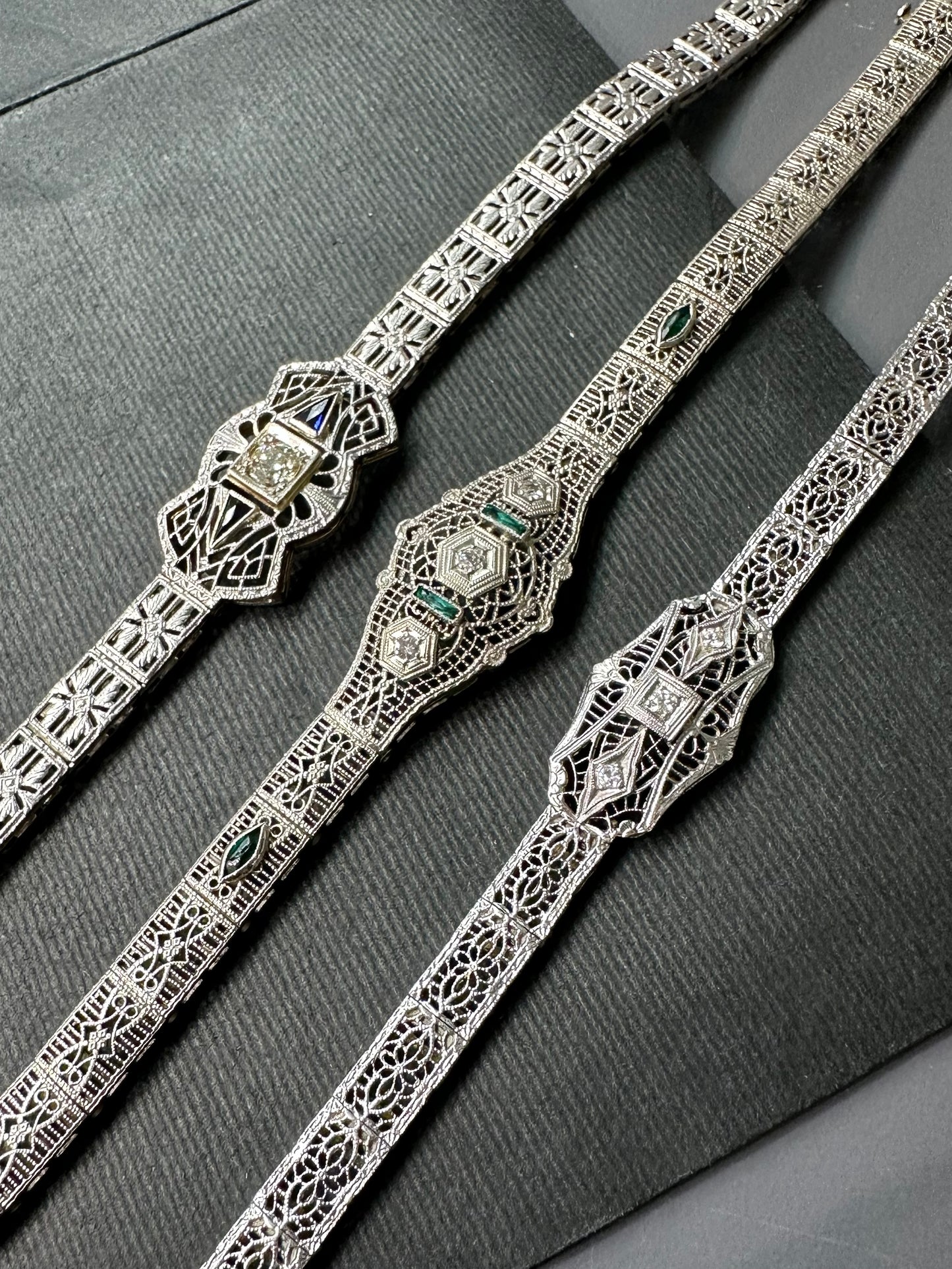 Bracelet Art Déco en or 14 carats avec émeraudes et diamants en filigrane