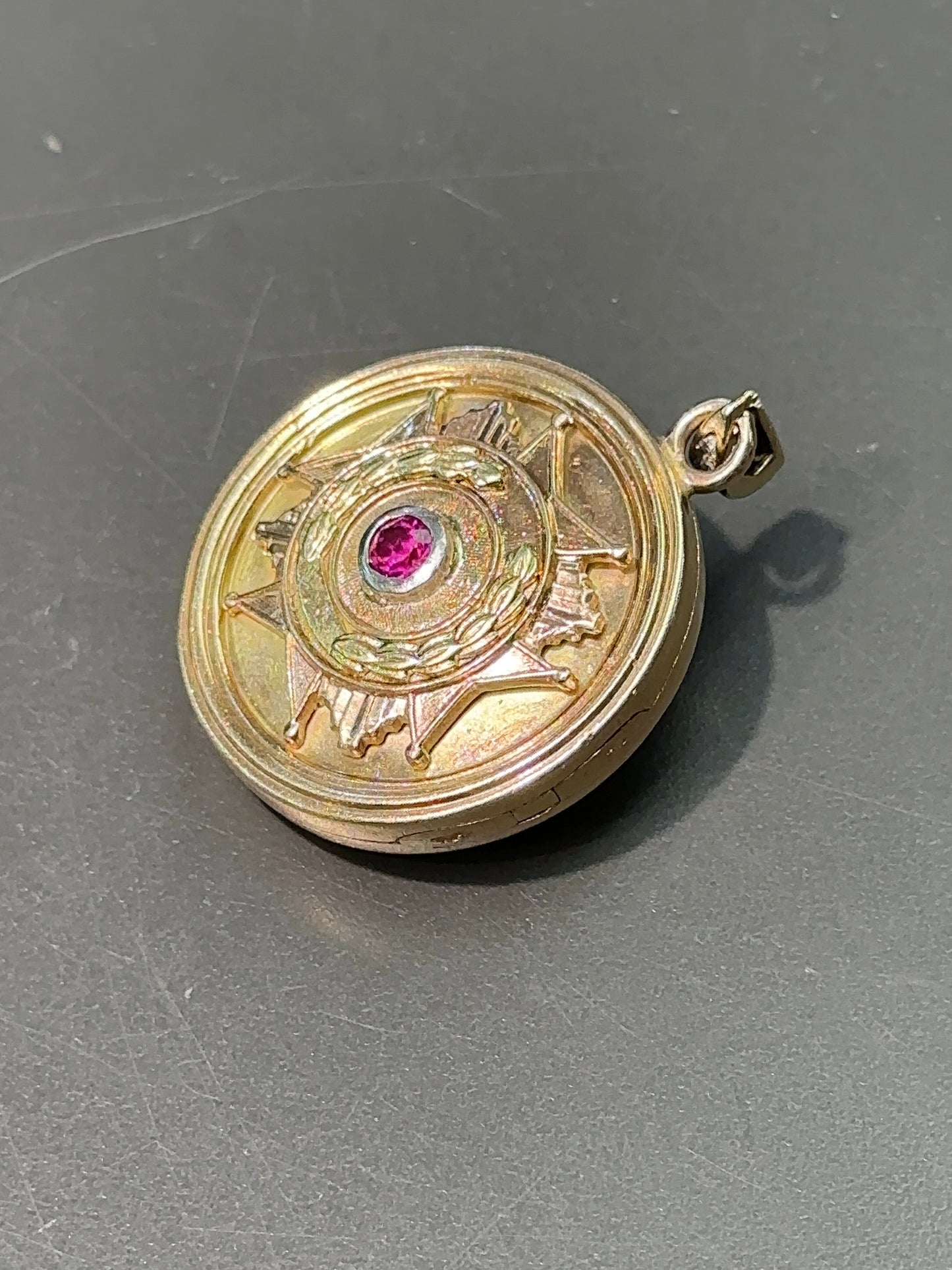 Pendentif antique en or 14 carats avec diamant et rubis tête de lion