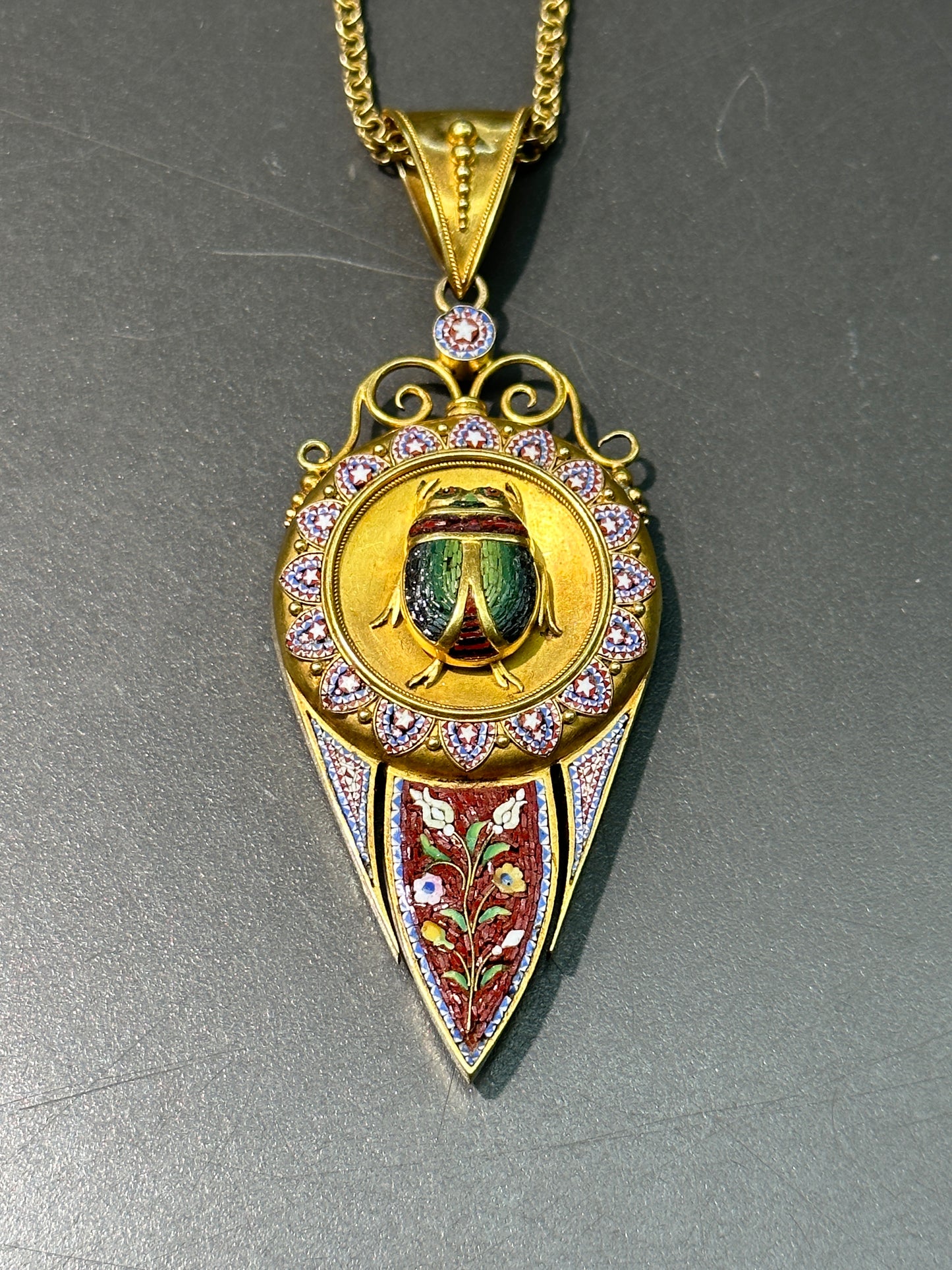 Pendentif scarabée en micro-mosaïque étrusque victorienne en or 22 carats