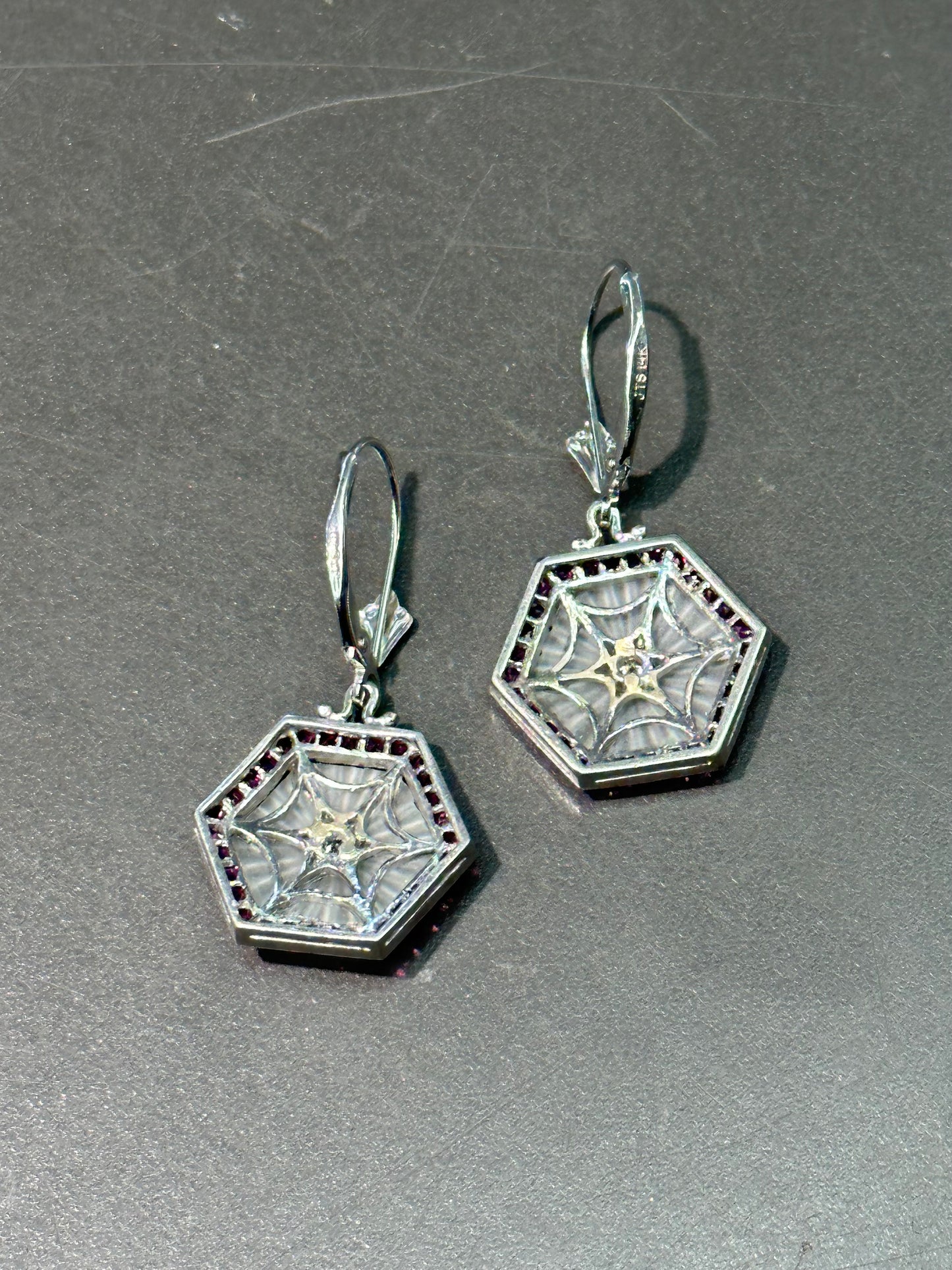 Boucles d'oreilles Art Déco Platine Or 14 carats Rubis Diamant Camphre Verre Hexagone