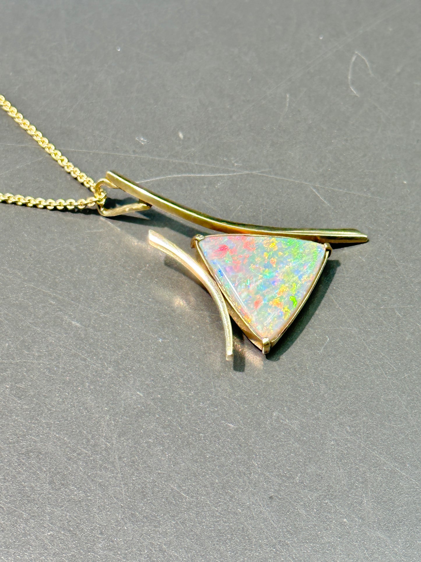 pendentif opale triangulaire vintage en or 14 carats