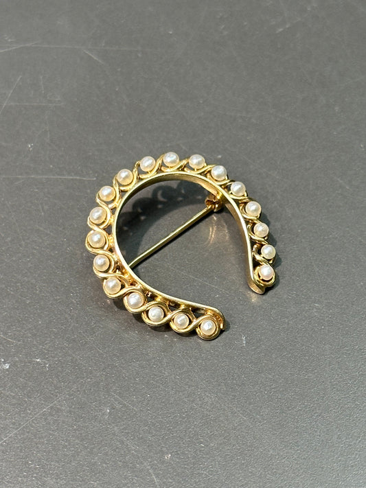 维多利亚 14K 金珍珠马蹄胸针