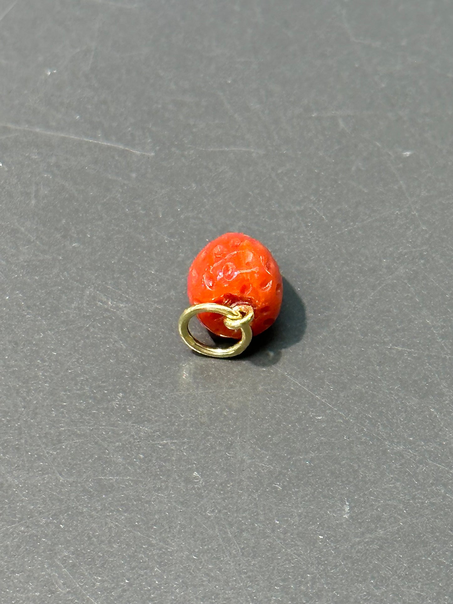 Charm fraise corail sculpté en or 18 carats