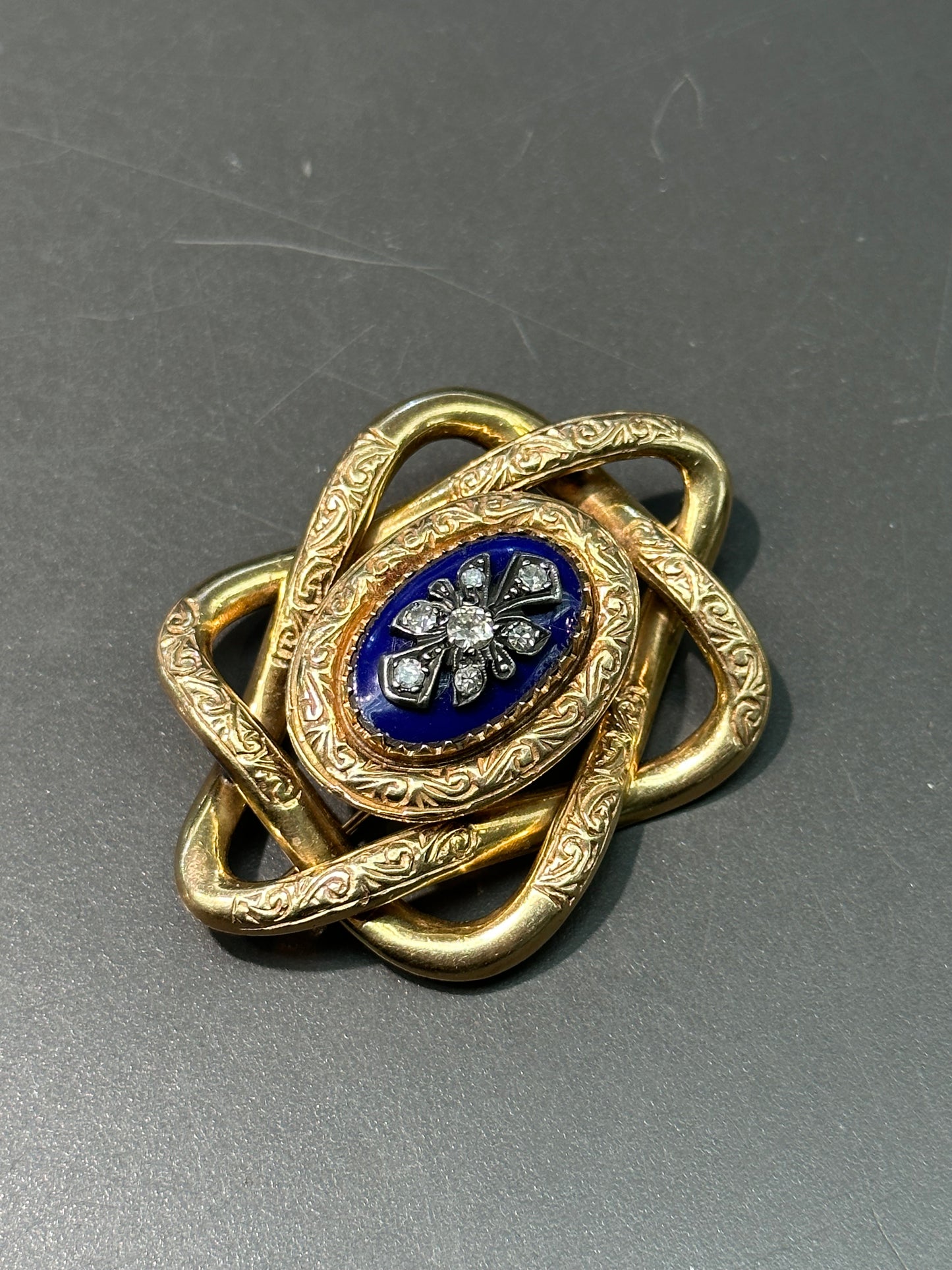 Broche victorienne à nœud en diamant et émail bleu en or 14 carats