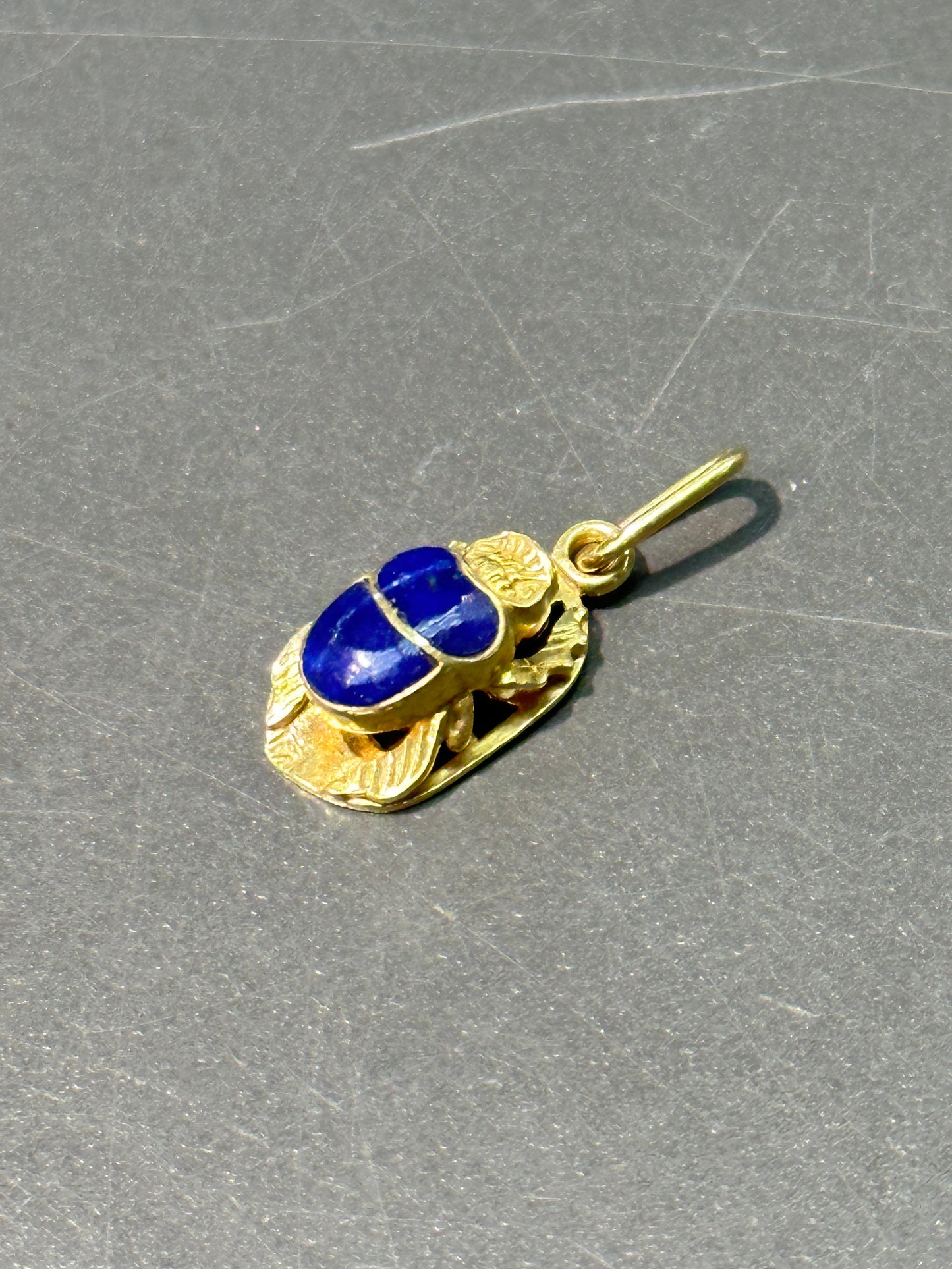 Breloque scarabée lapis vintage en or 18 carats