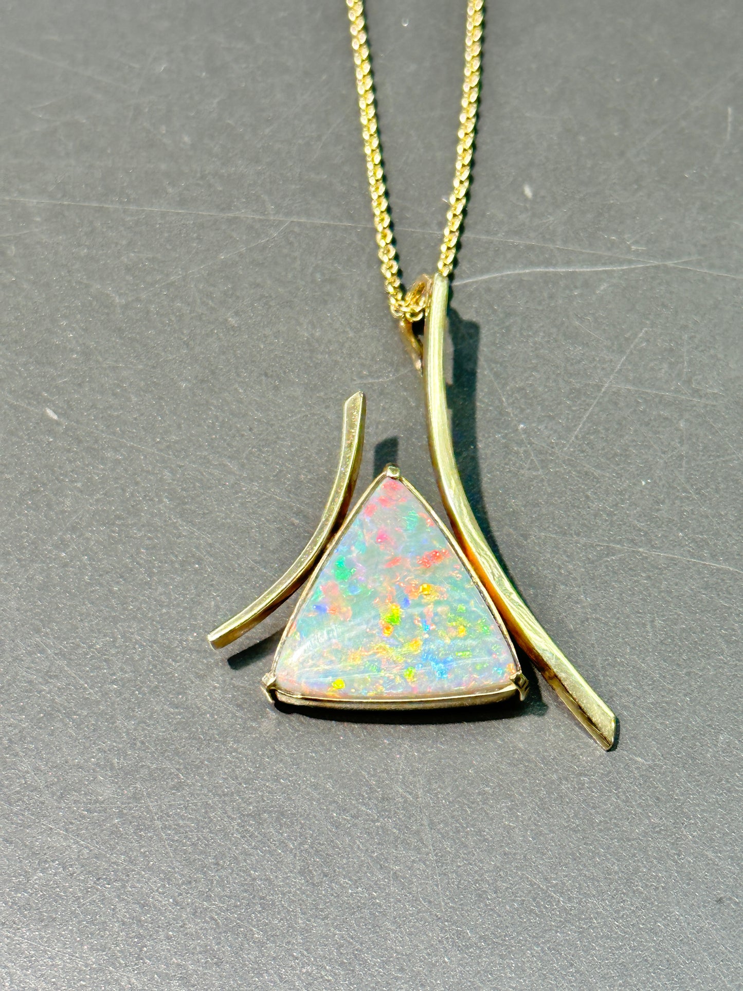 pendentif opale triangulaire vintage en or 14 carats