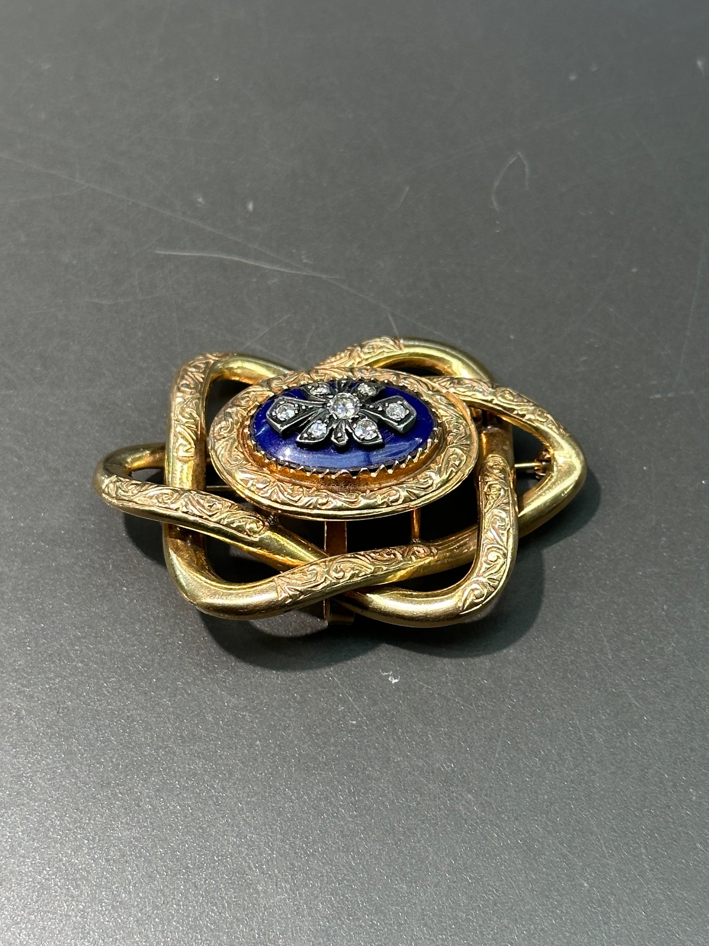 Broche victorienne à nœud en diamant et émail bleu en or 14 carats