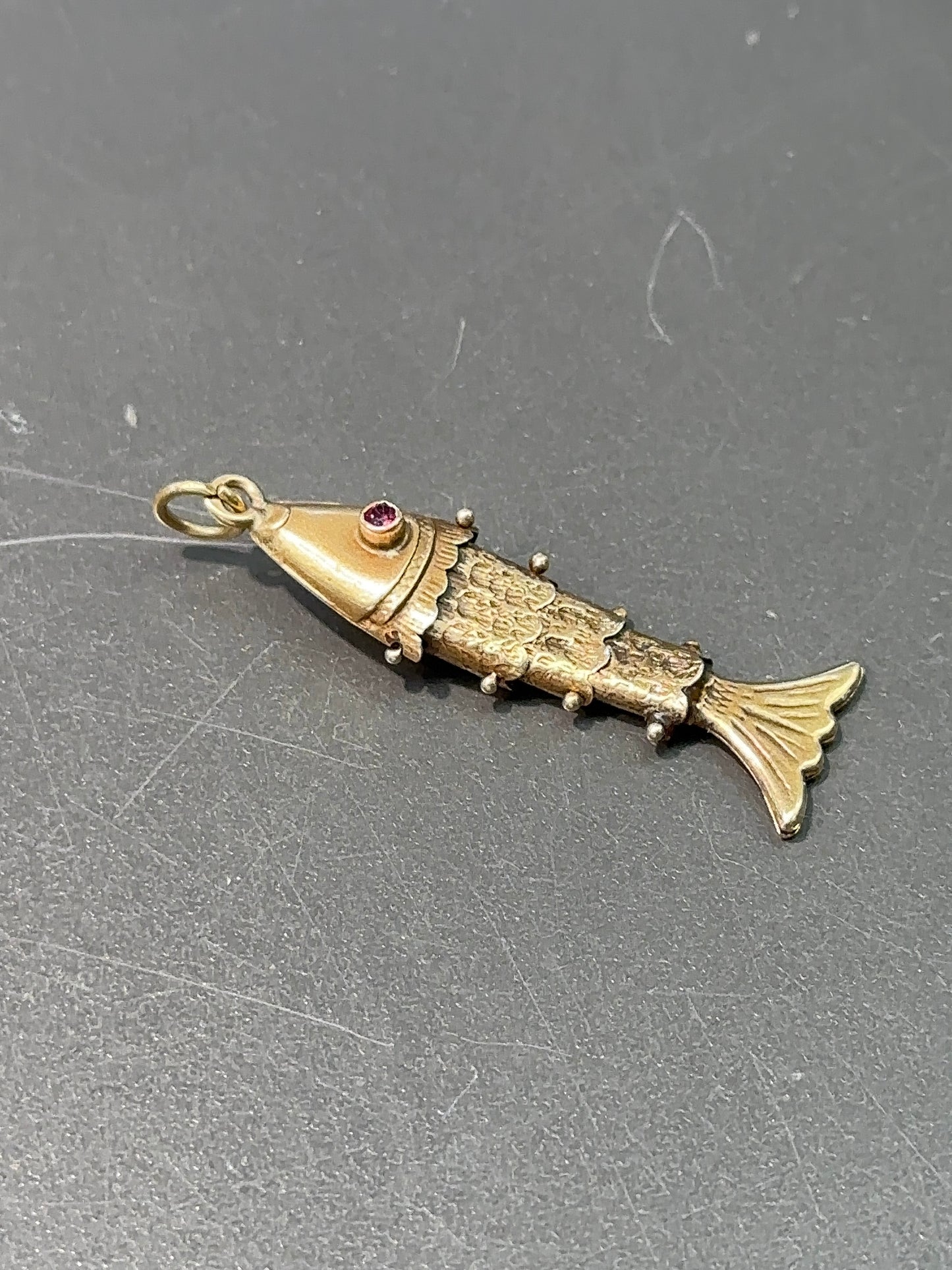 Charme de poisson articulé vintage en or 14 carats