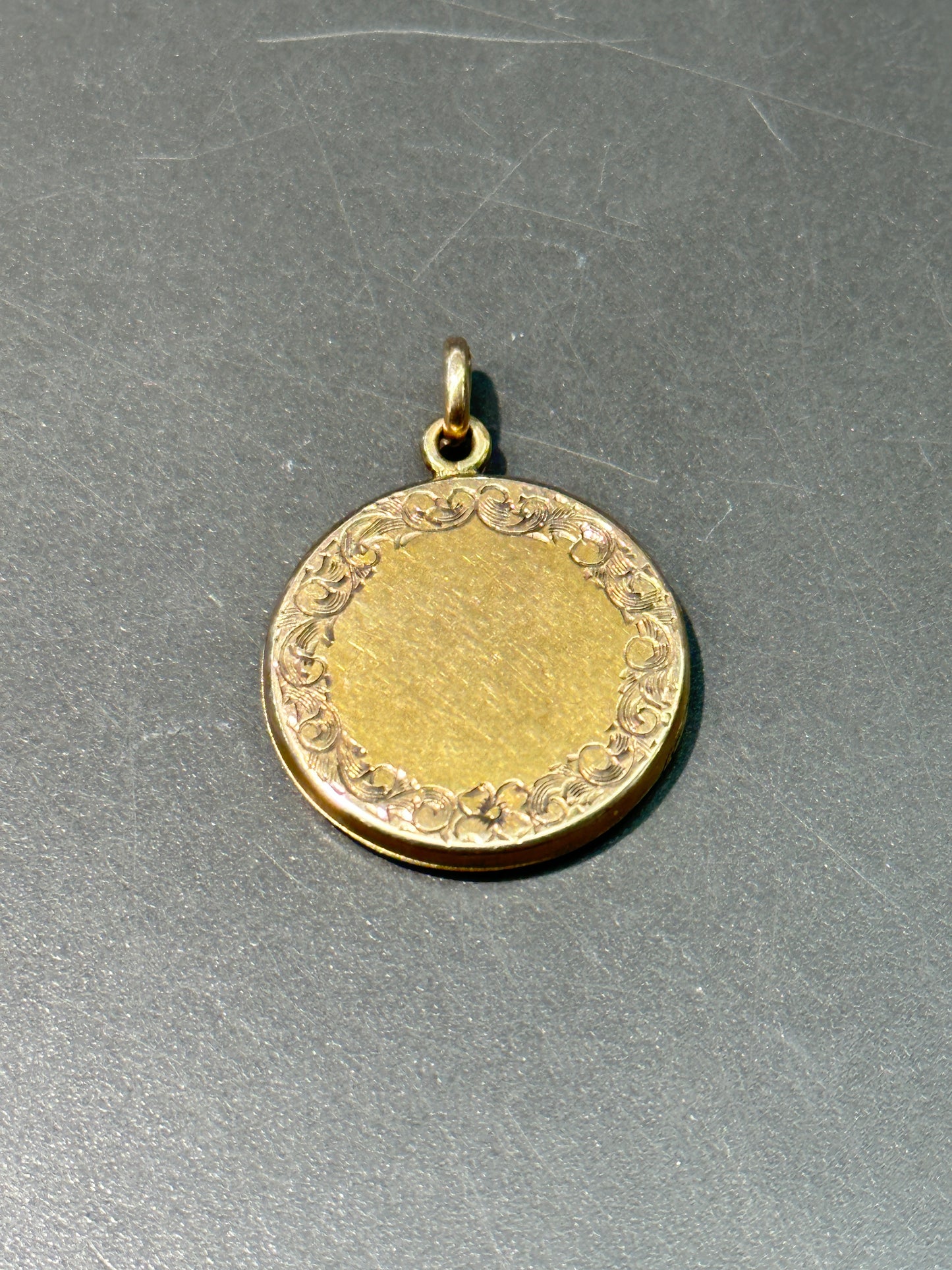 Médaillon circulaire à motif victorien en or 10 carats