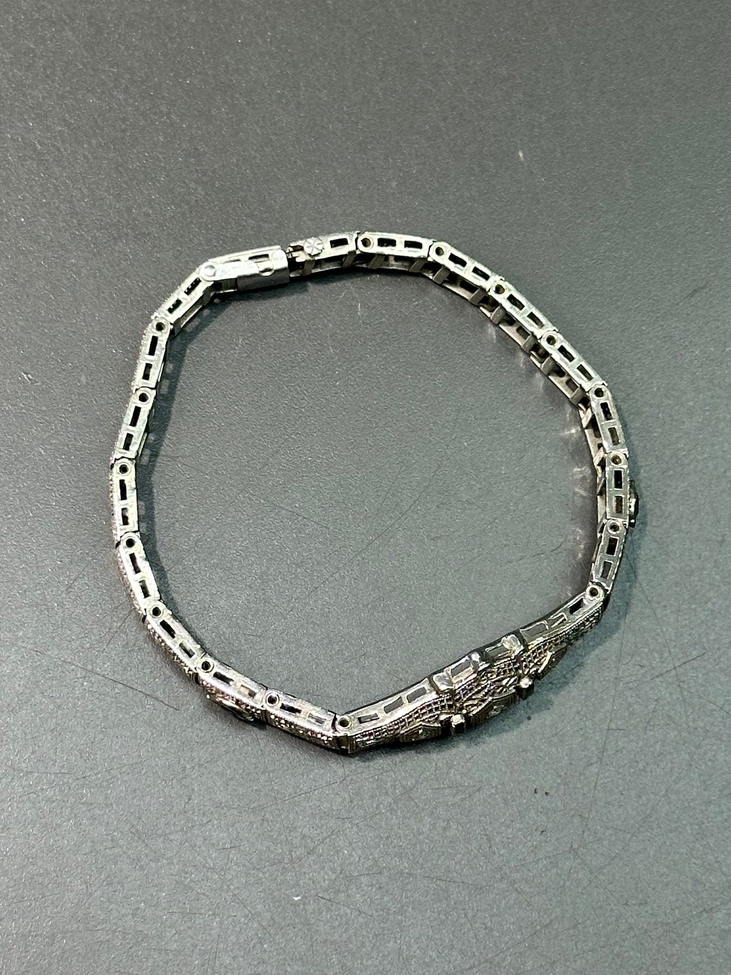 Bracelet Art Déco en or 14 carats avec émeraudes et diamants en filigrane