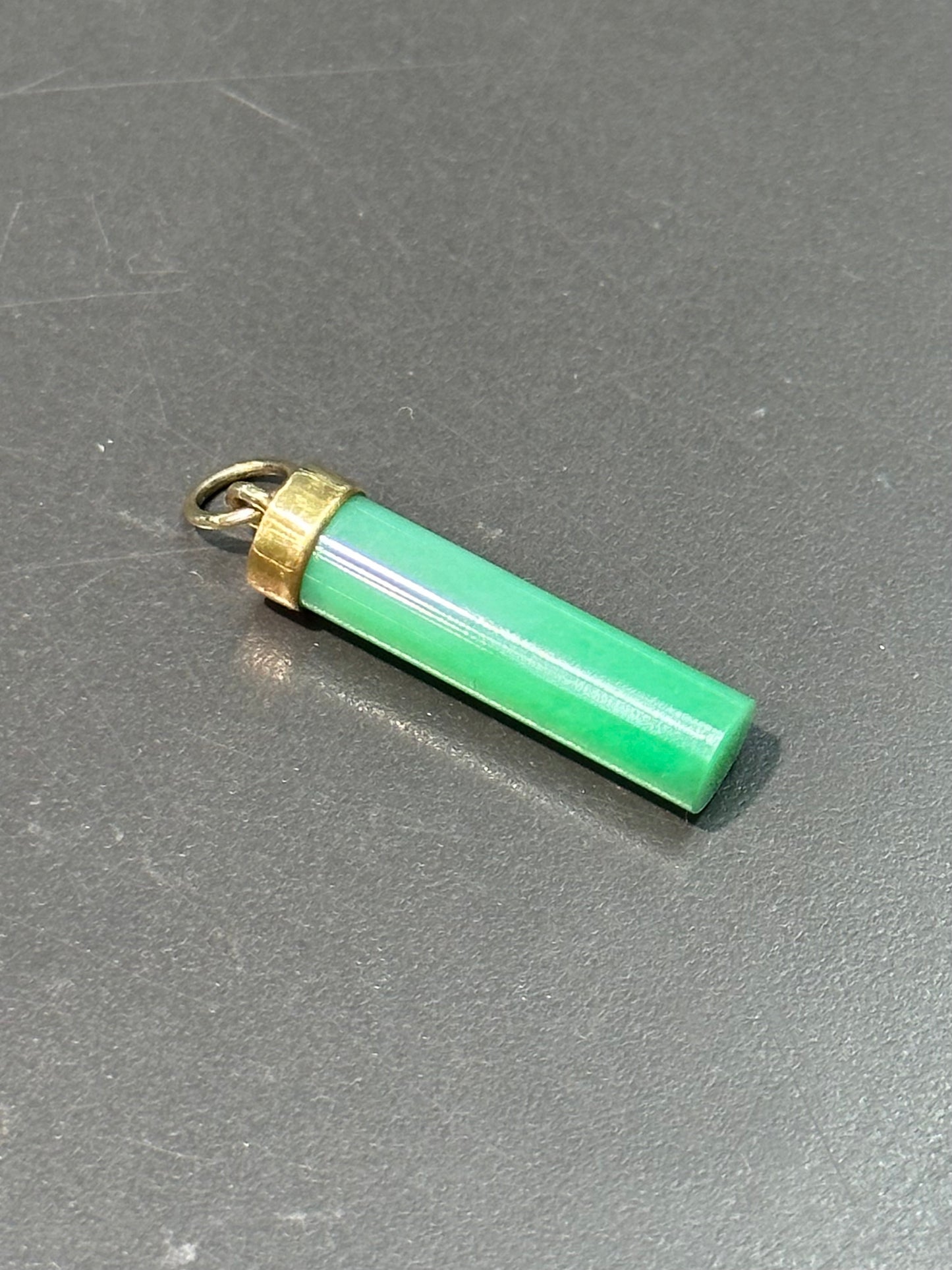 Charme de barre de cylindre de jade naturel en or 14 carats vintage