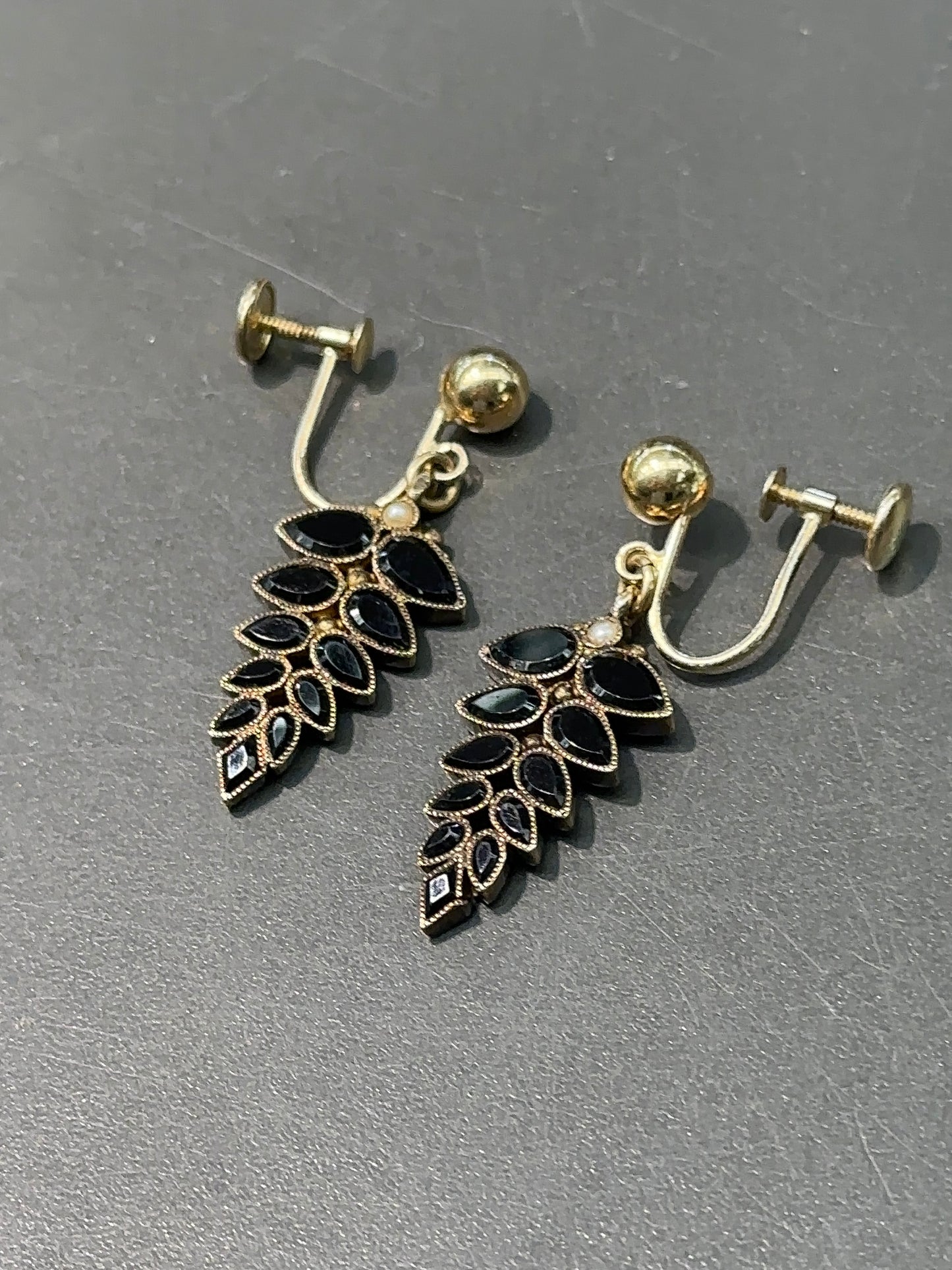 Boucle d'oreille Art Déco en or 14 carats avec motif folié en onyx à facettes