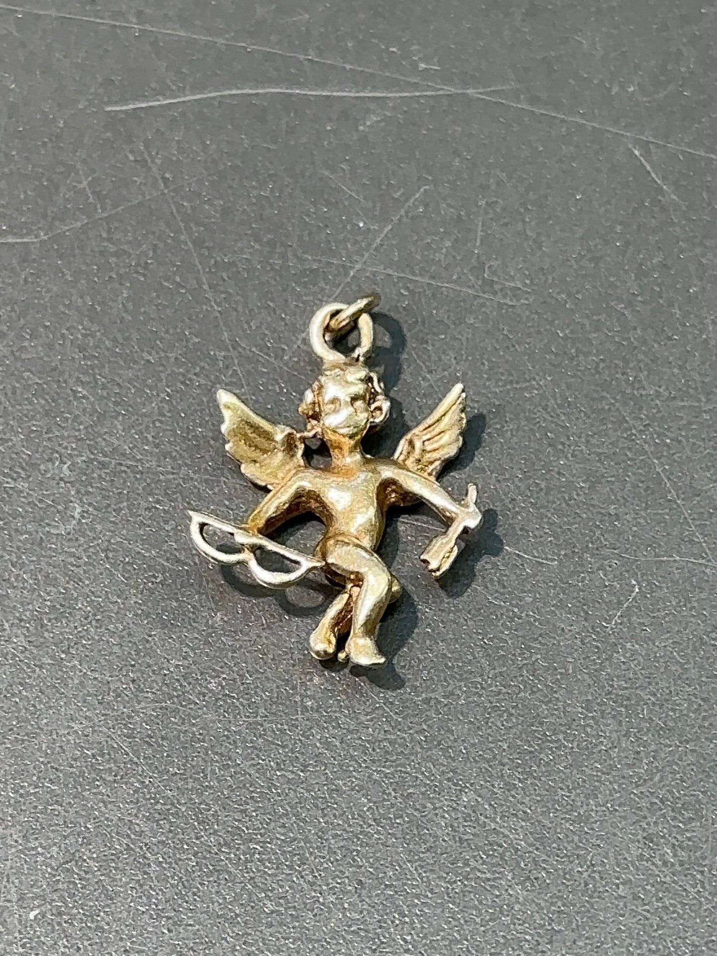 Cupidon tridimensionnel vintage en or 14 carats avec charme de flèche