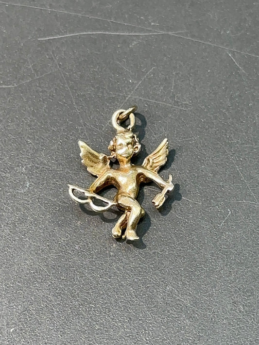 Cupidon tridimensionnel vintage en or 14 carats avec charme de flèche