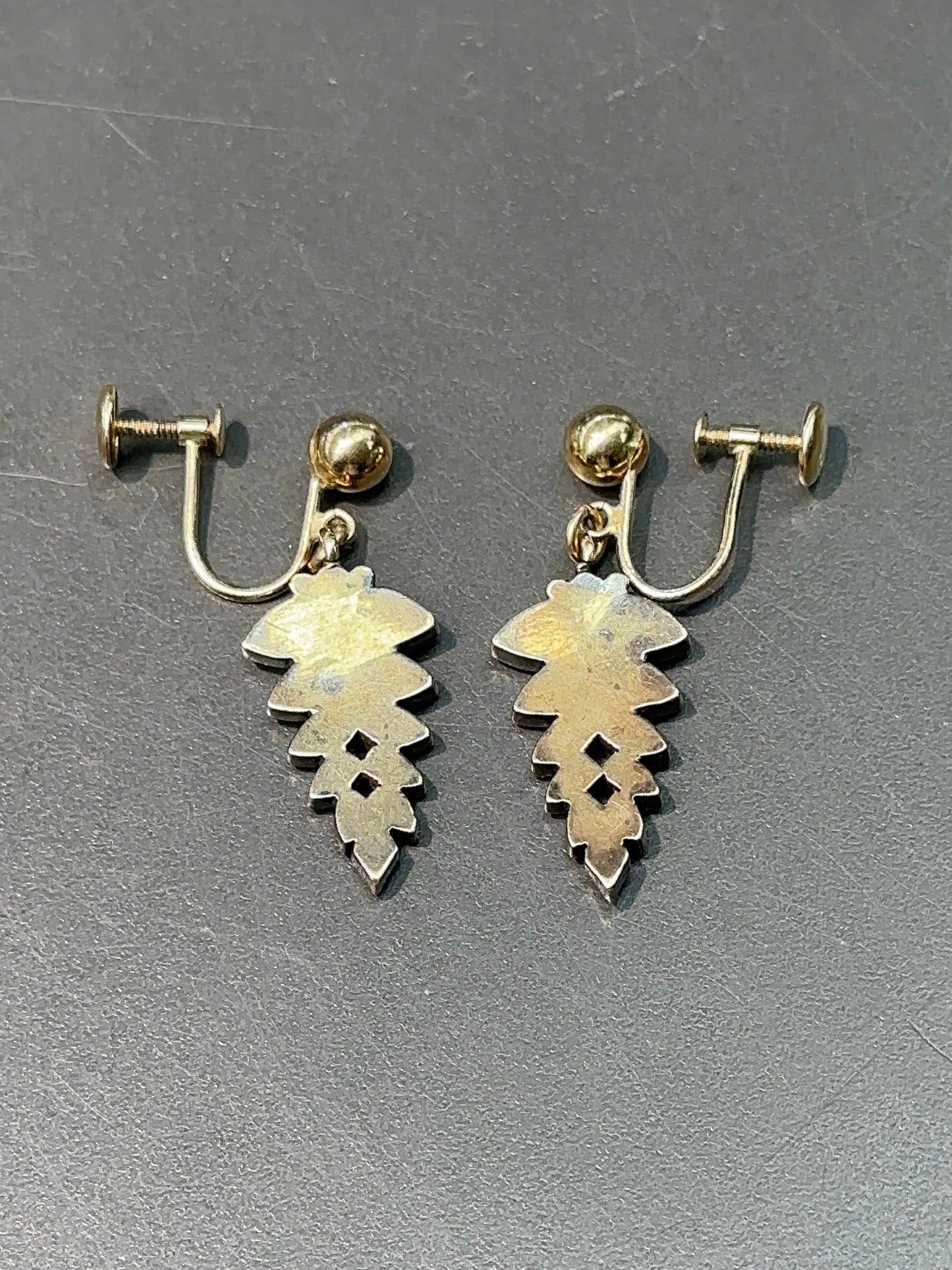 Art Deco 14K Gold Faceted Onyx Foliate Motif Earring