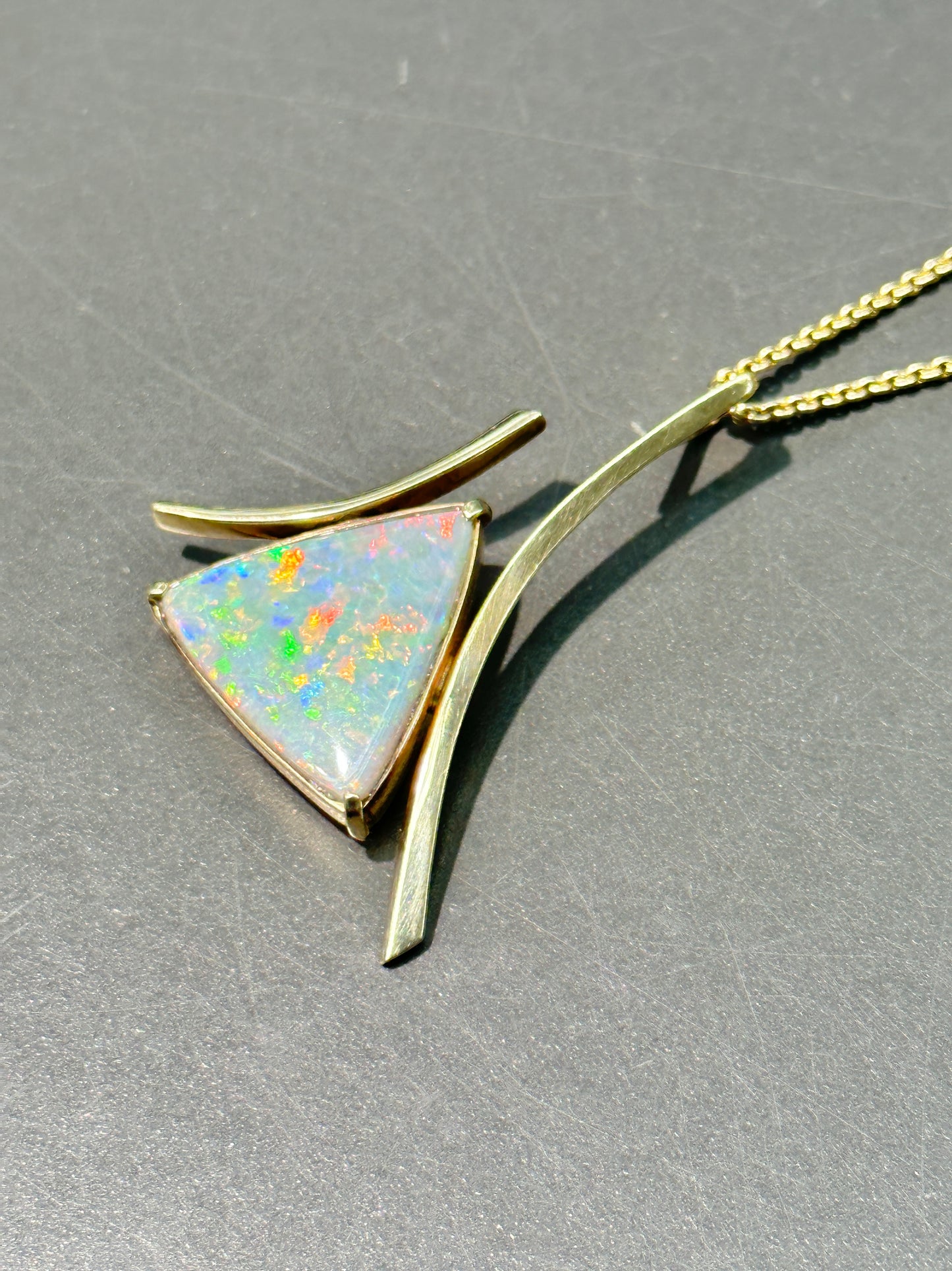 pendentif opale triangulaire vintage en or 14 carats