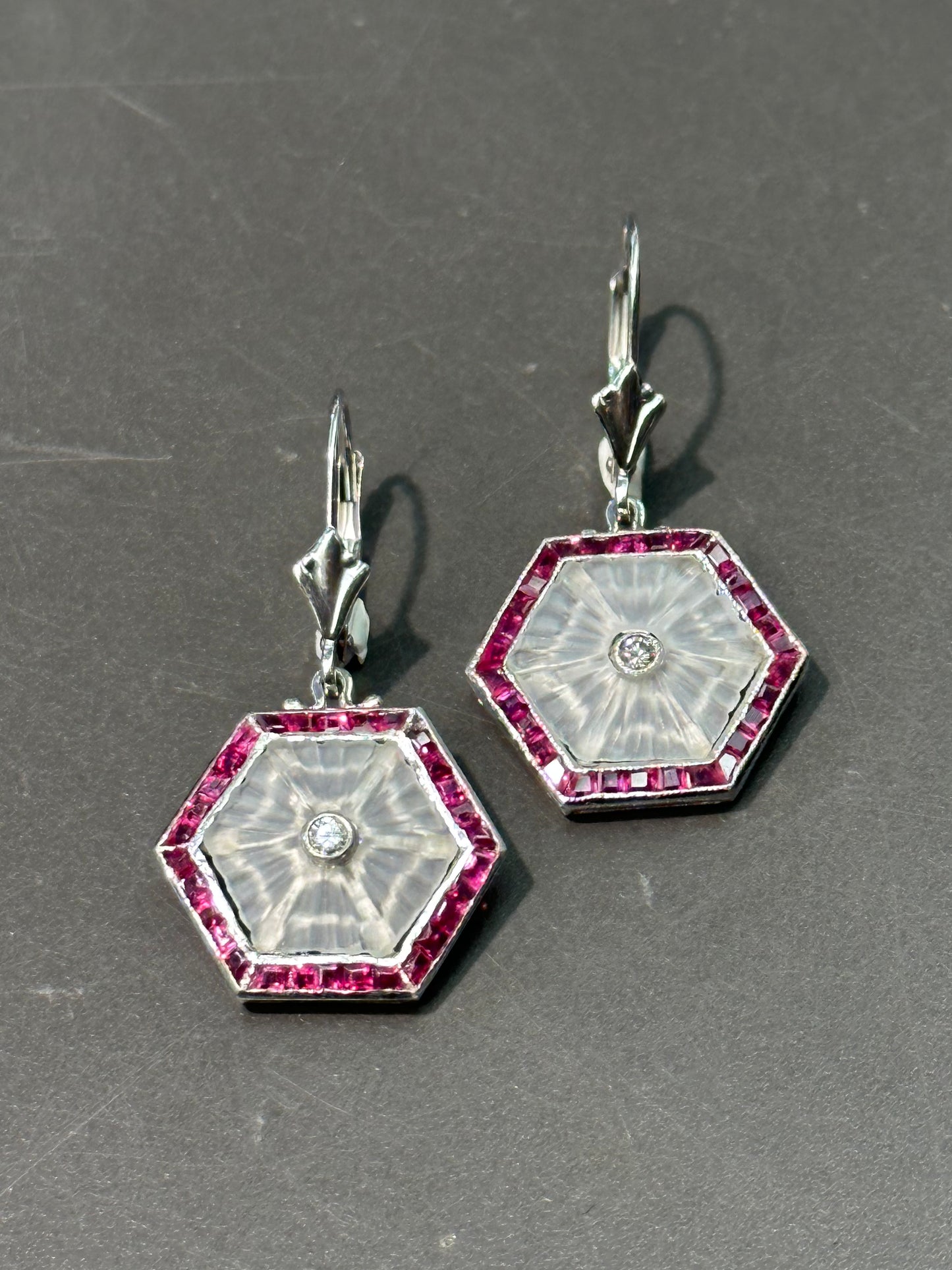 Boucles d'oreilles Art Déco Platine Or 14 carats Rubis Diamant Camphre Verre Hexagone