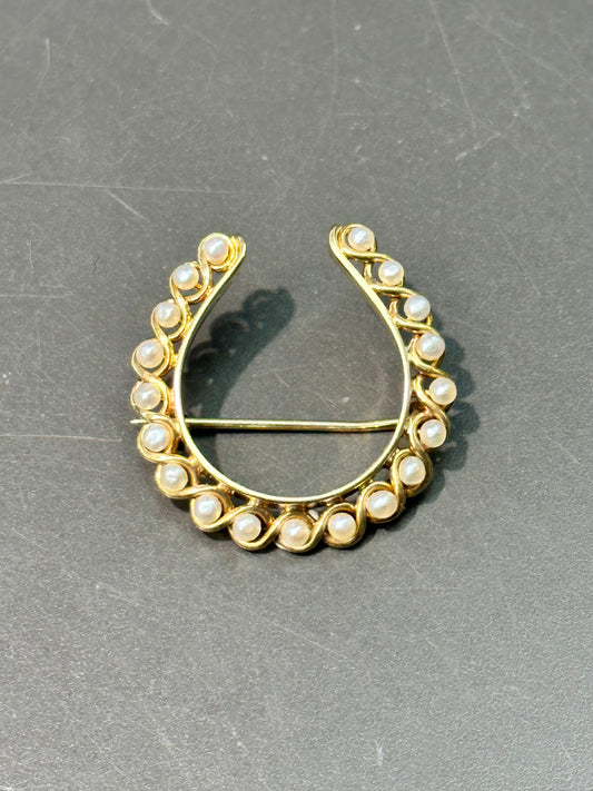 维多利亚 14K 金珍珠马蹄胸针