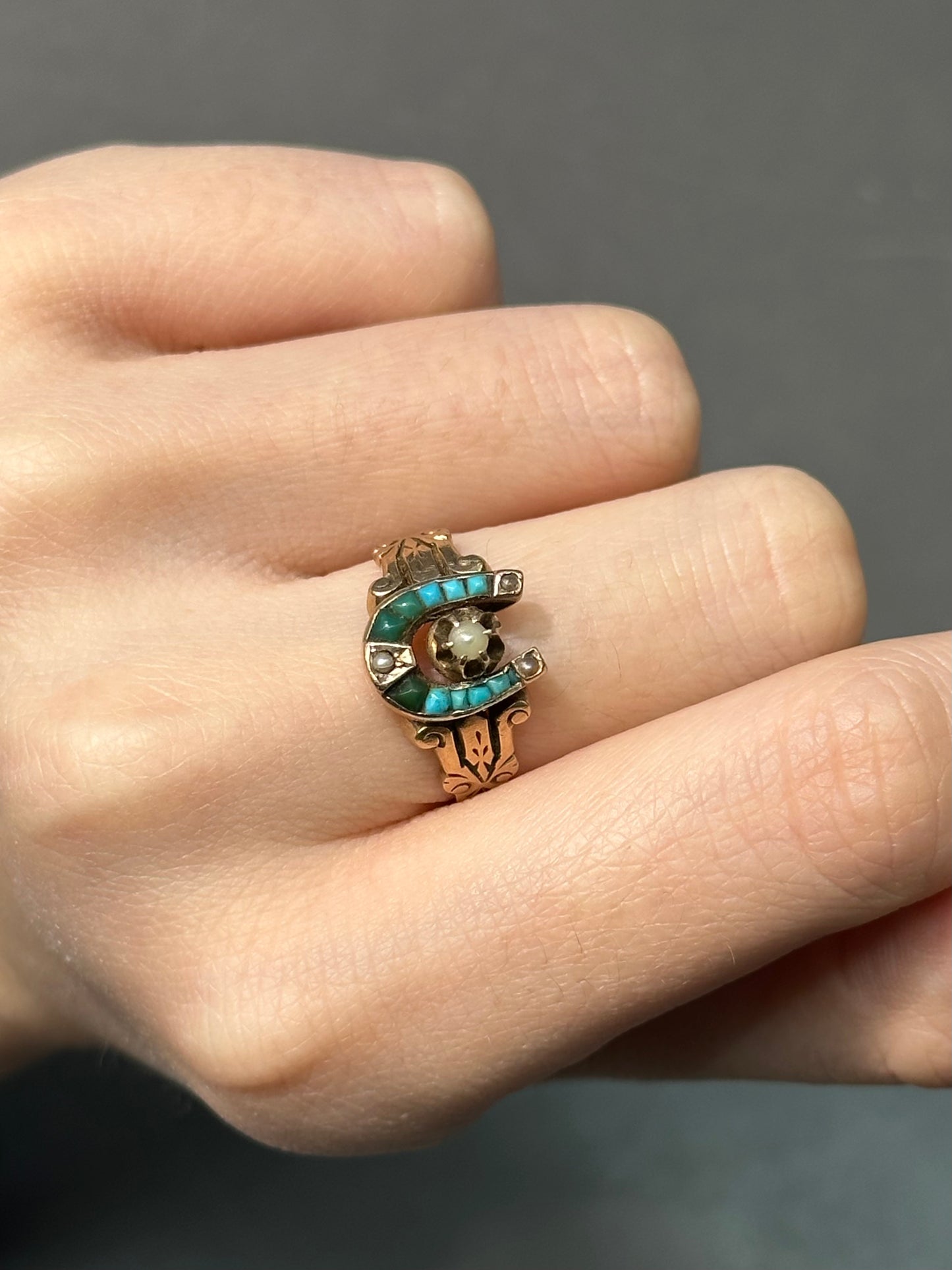 Bague victorienne en fer à cheval avec perles turquoise en or 14 carats