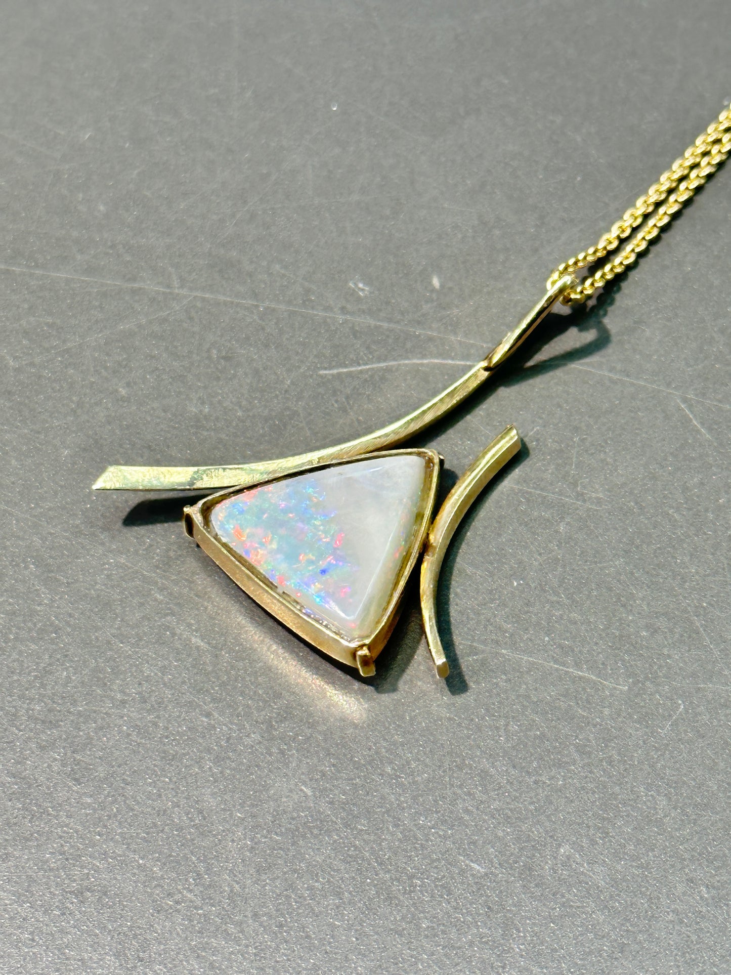 pendentif opale triangulaire vintage en or 14 carats