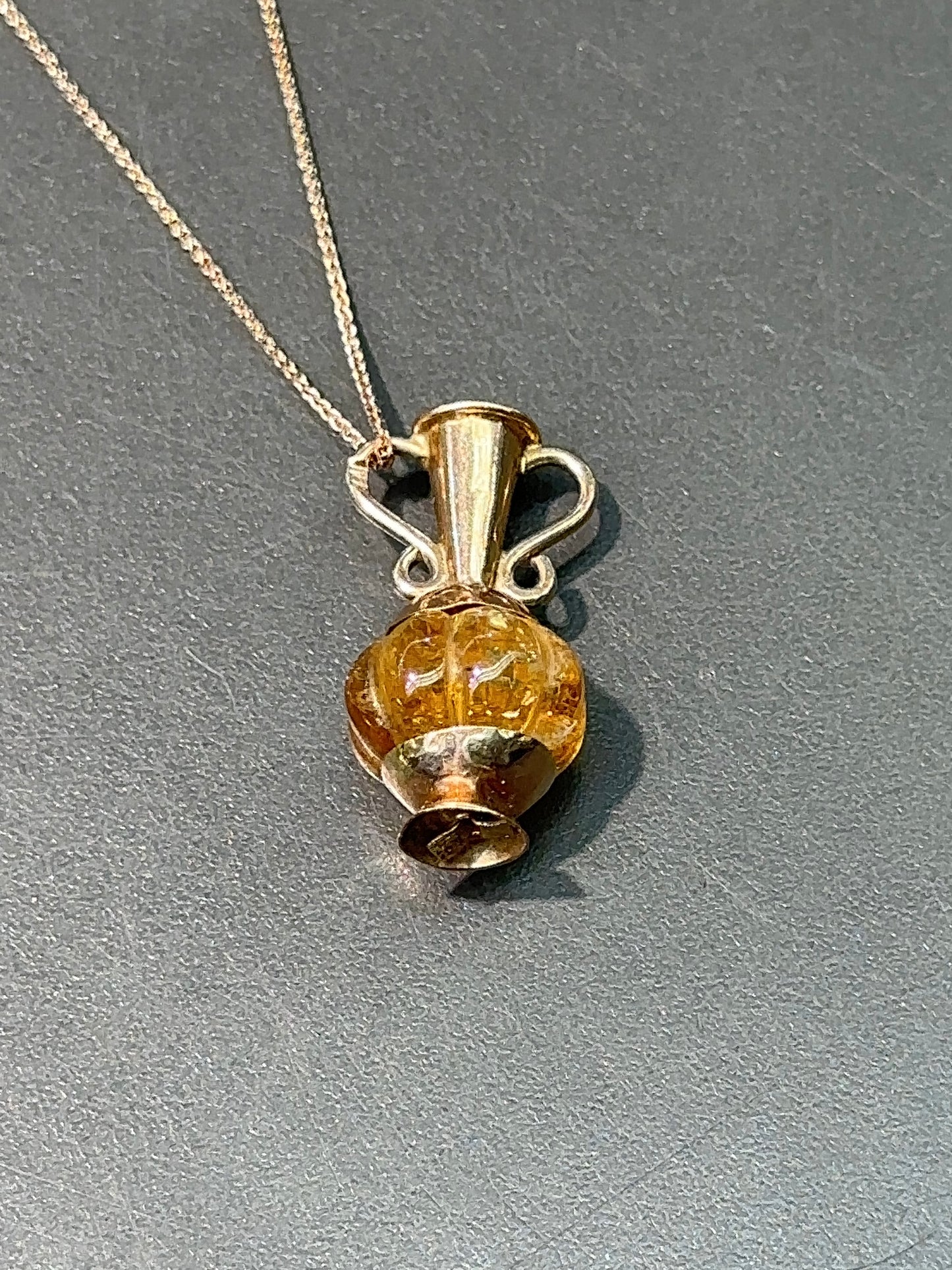 Pendentif vase citrine en or 14 carats