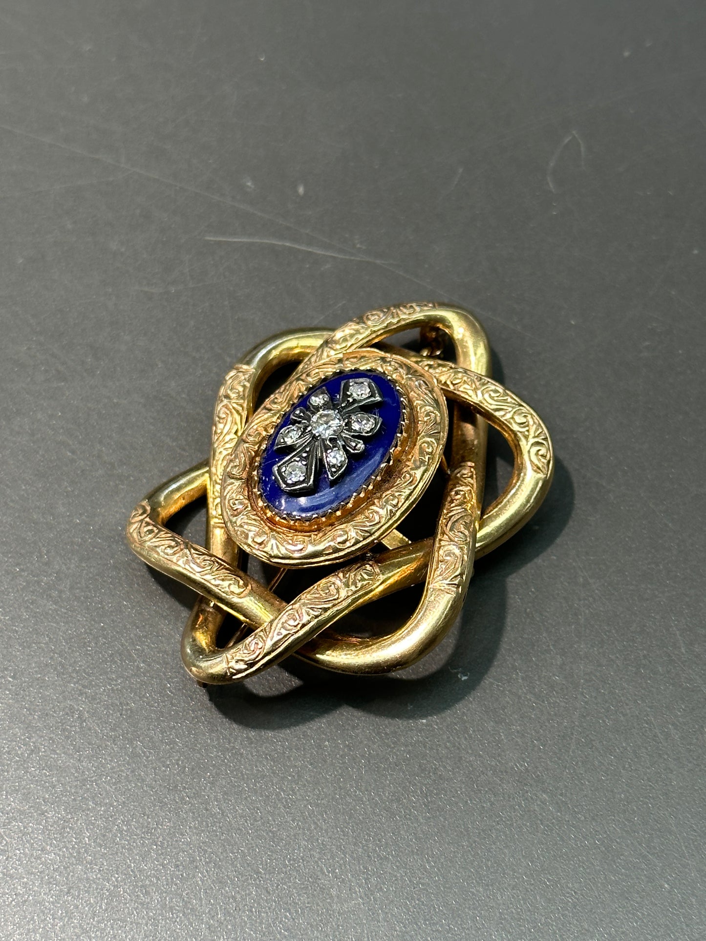 Broche victorienne à nœud en diamant et émail bleu en or 14 carats