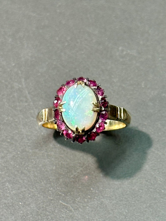 Bague victorienne en or 14 carats avec rubis et halo d'opale