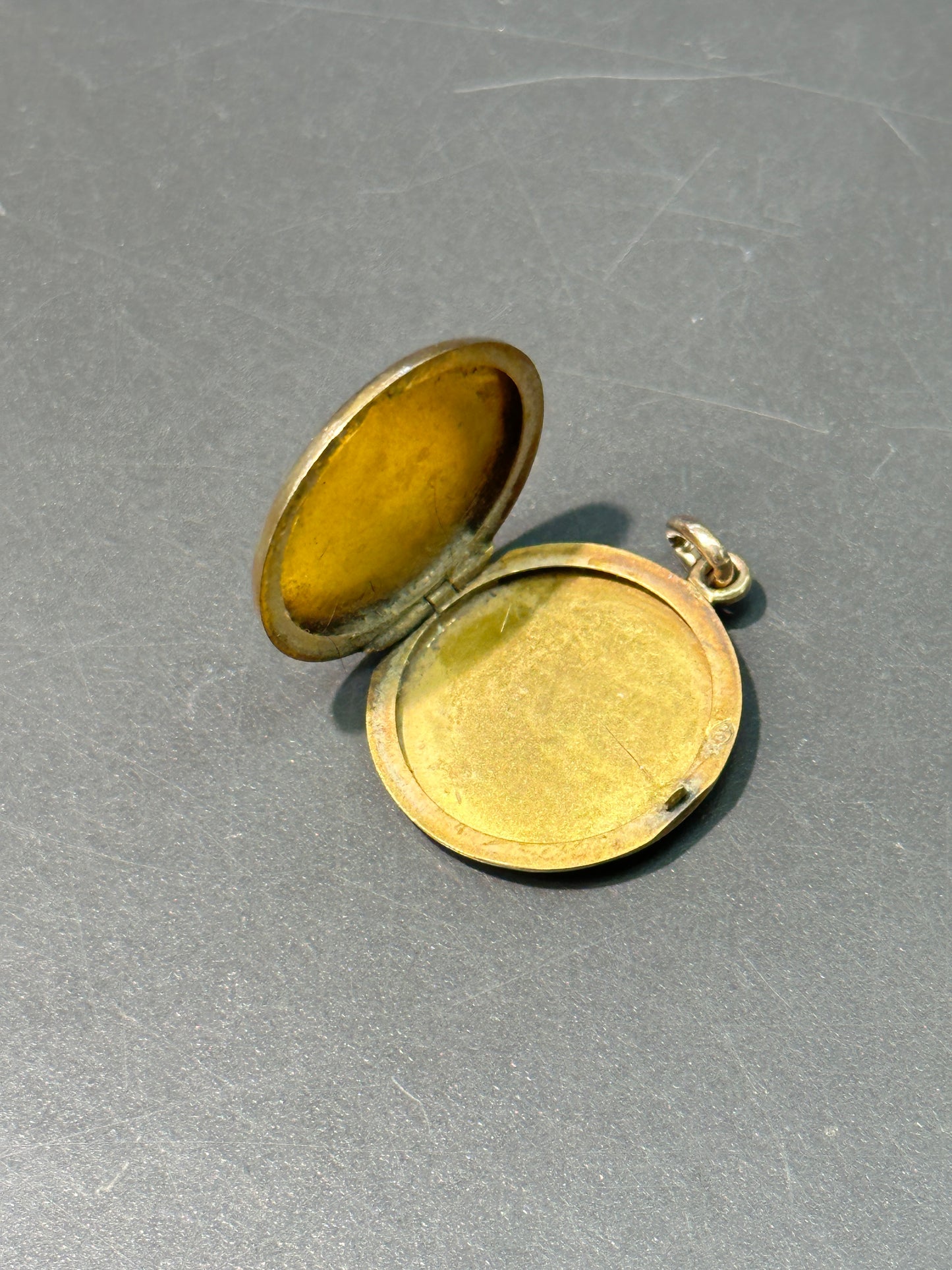 Victorian 10K Gold Motif Circle Locket