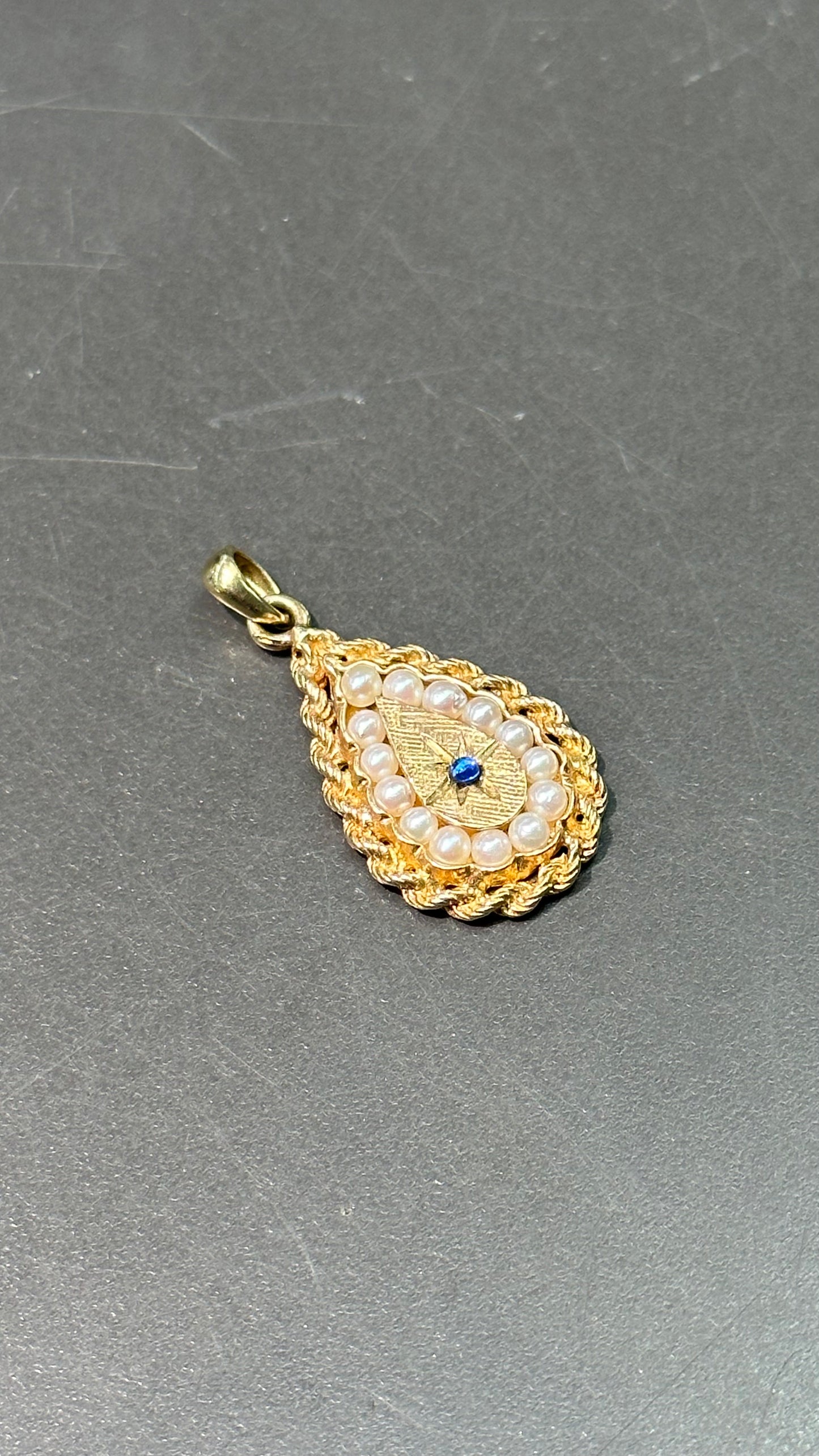 pendentif vintage en perles de graines d’or 14K et saphir