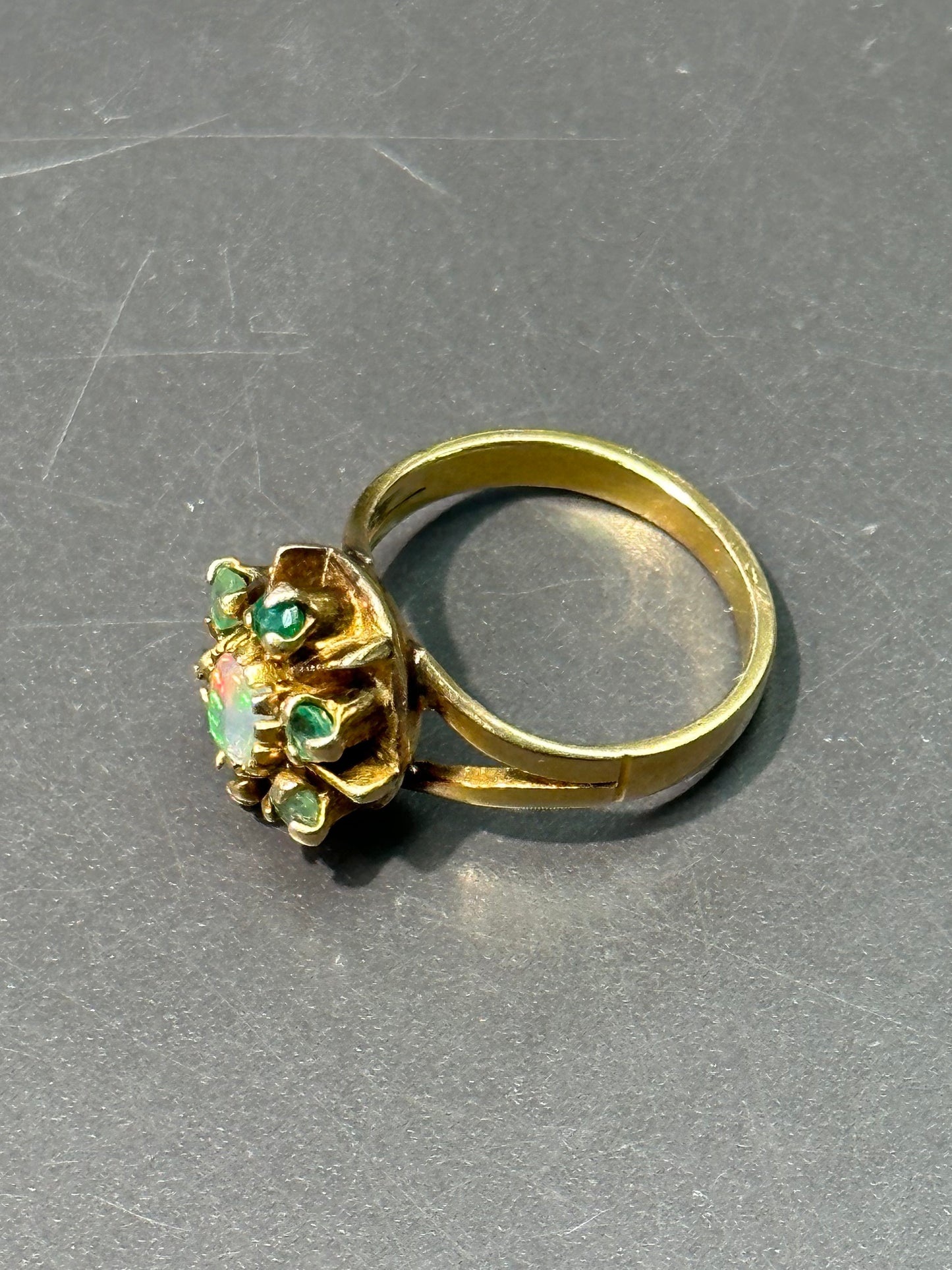 Bague antique en or 14 carats avec opale naturelle et émeraude