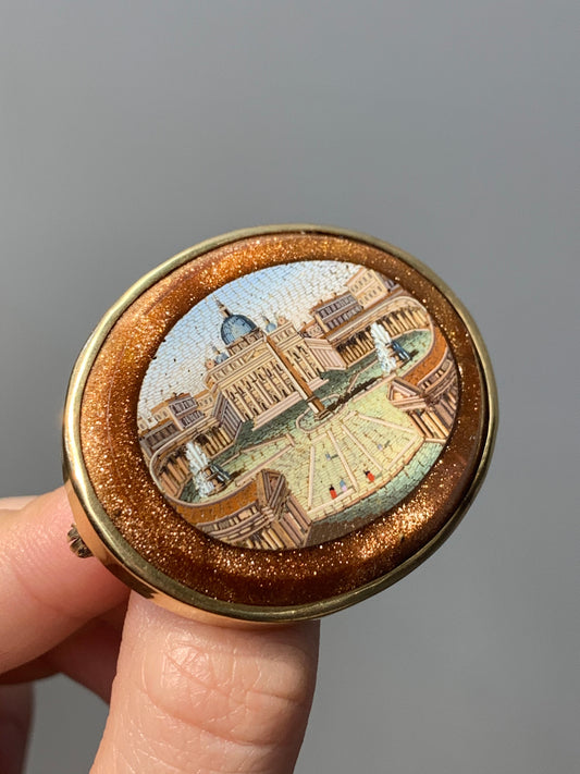 Broche ovale antique en micro mosaïque de la place Saint-Pierre en or 14 carats de la Cité du Vatican