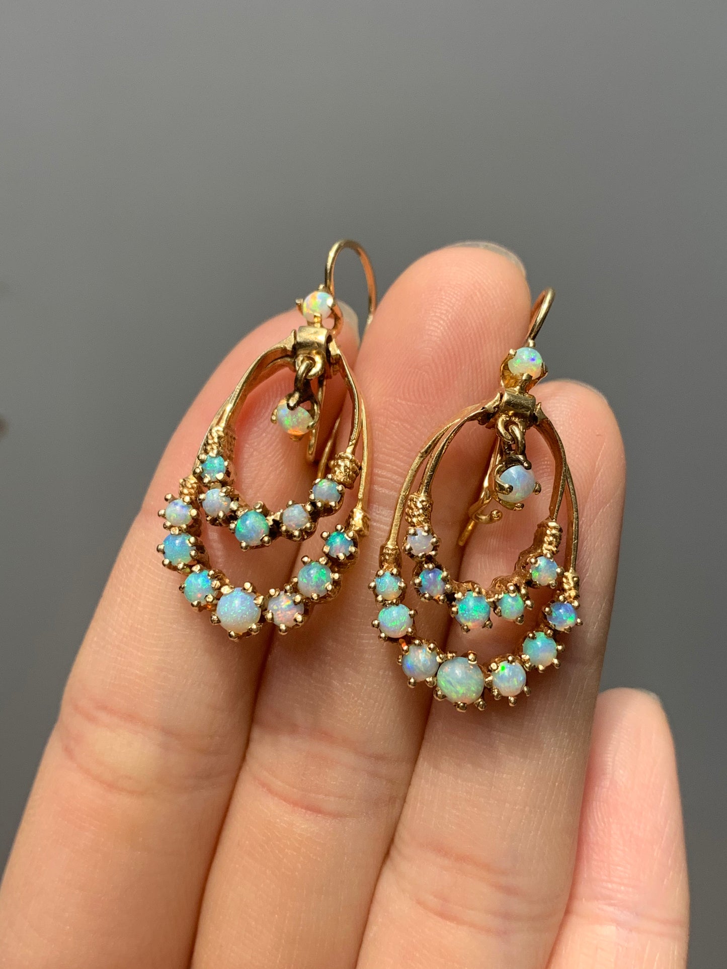 Boucles d'oreilles victoriennes en or 14 carats avec opale articulée