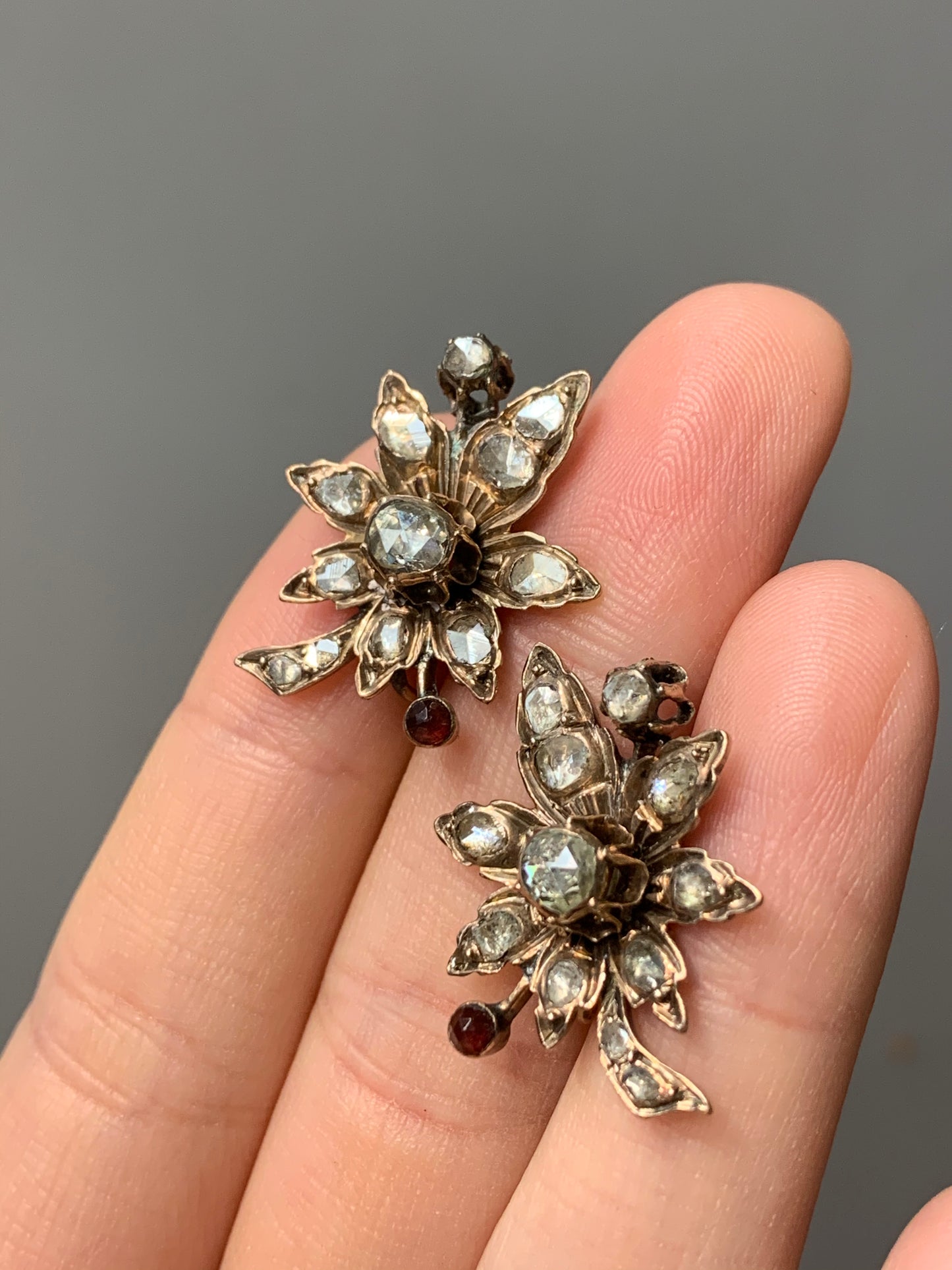 Boucle d'oreille victorienne en or 14 carats avec diamant taille rose et grenat à facettes feuille d'érable